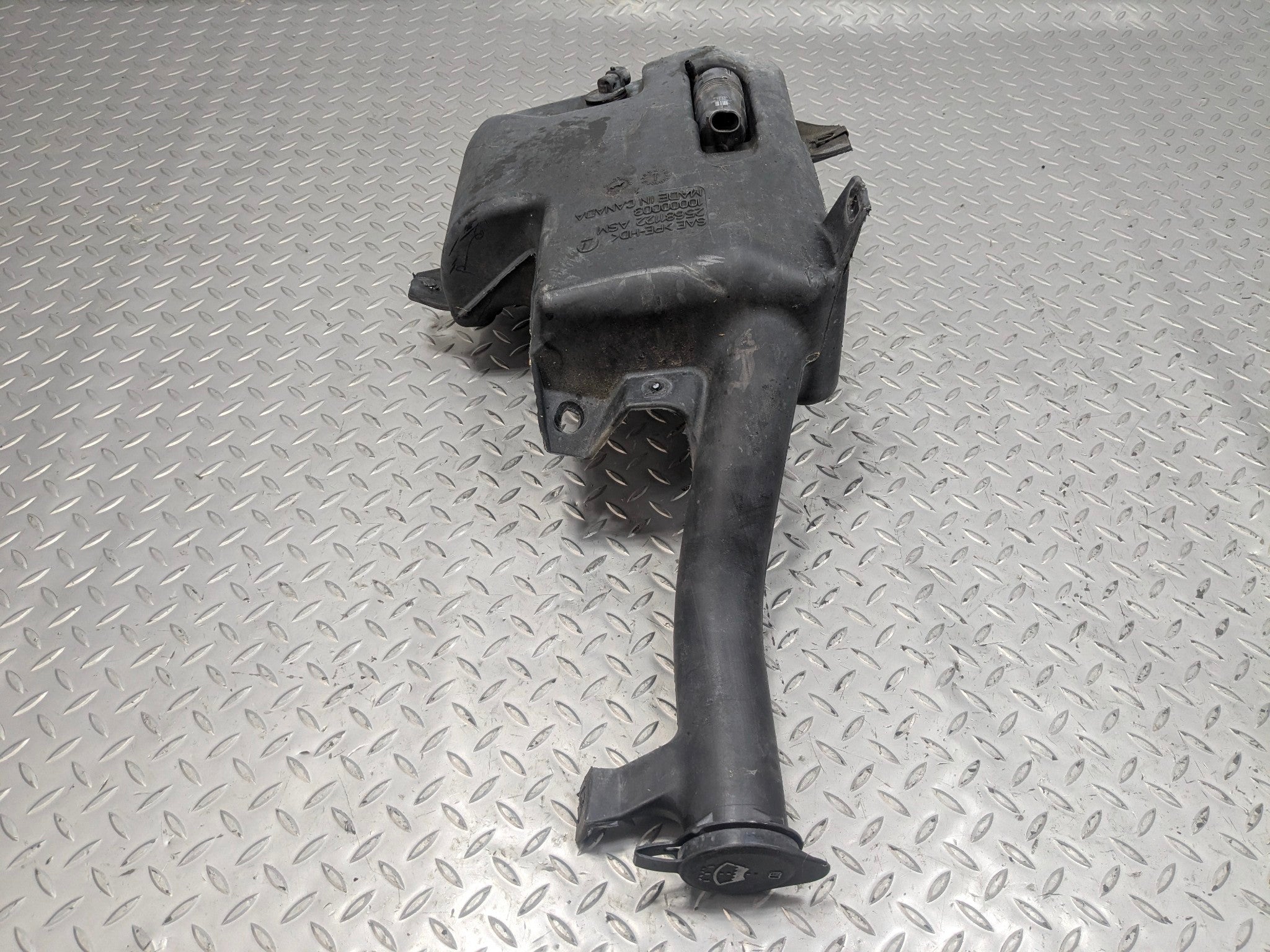 2005 - 2007 CADILLAC CTS OEM WINDSHIELD WASHER RESERVOIR BOTTLE TANK