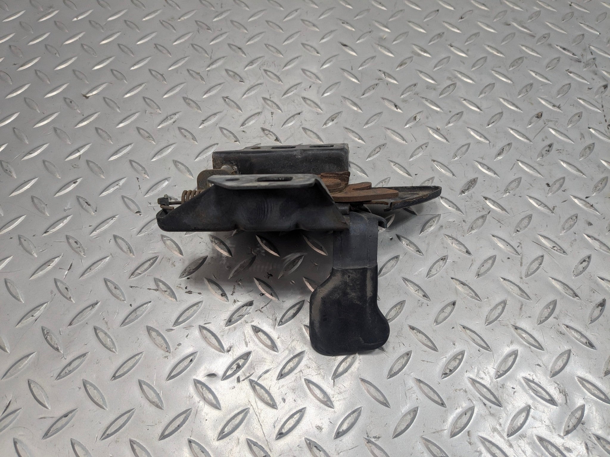 2005 - 2007 CADILLAC CTS OEM HOOD LATCH LOCK RELEASE ACTUATOR ASSEMBLY FRONT