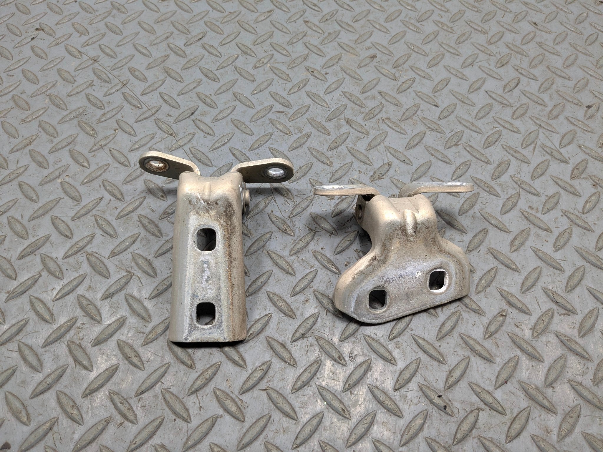 05 - 07 CADILLAC CTS OEM UPPER AND LOWER DOOR HINGE SET REAR LEFT DRIVER SIDE