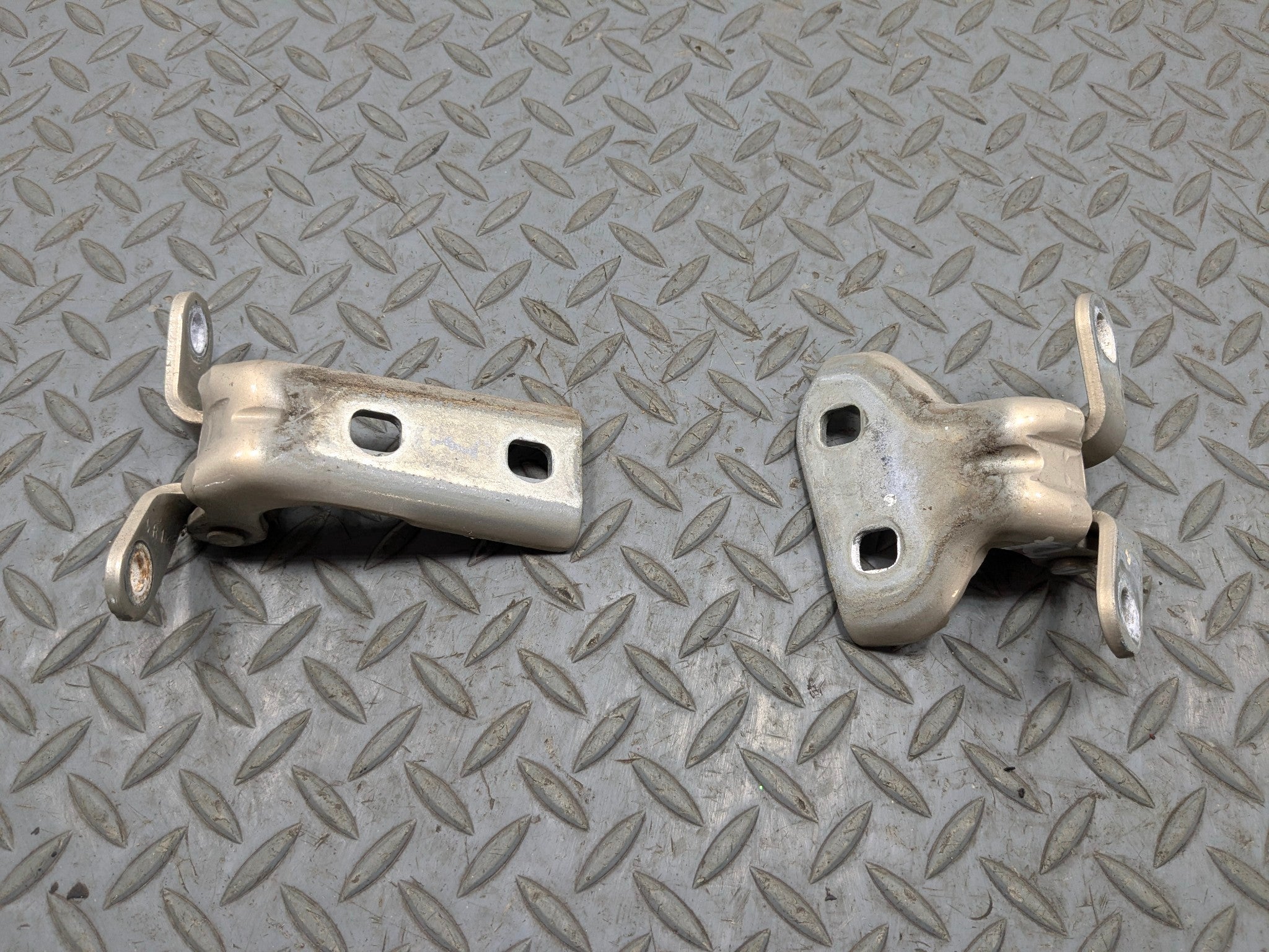 05 - 07 CADILLAC CTS OEM UPPER AND LOWER DOOR HINGE SET REAR LEFT DRIVER SIDE