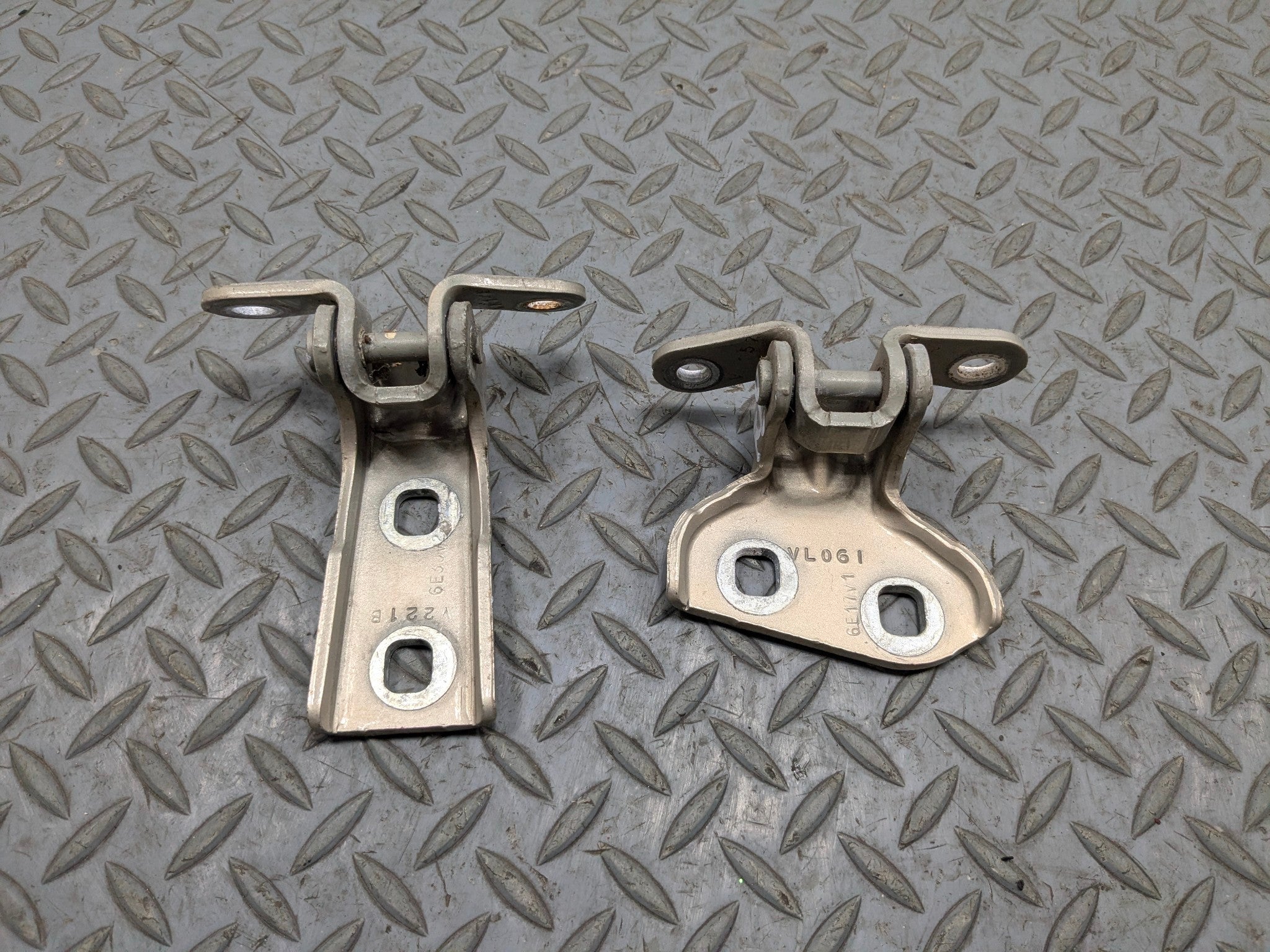 05 - 07 CADILLAC CTS OEM UPPER AND LOWER DOOR HINGE SET REAR LEFT DRIVER SIDE
