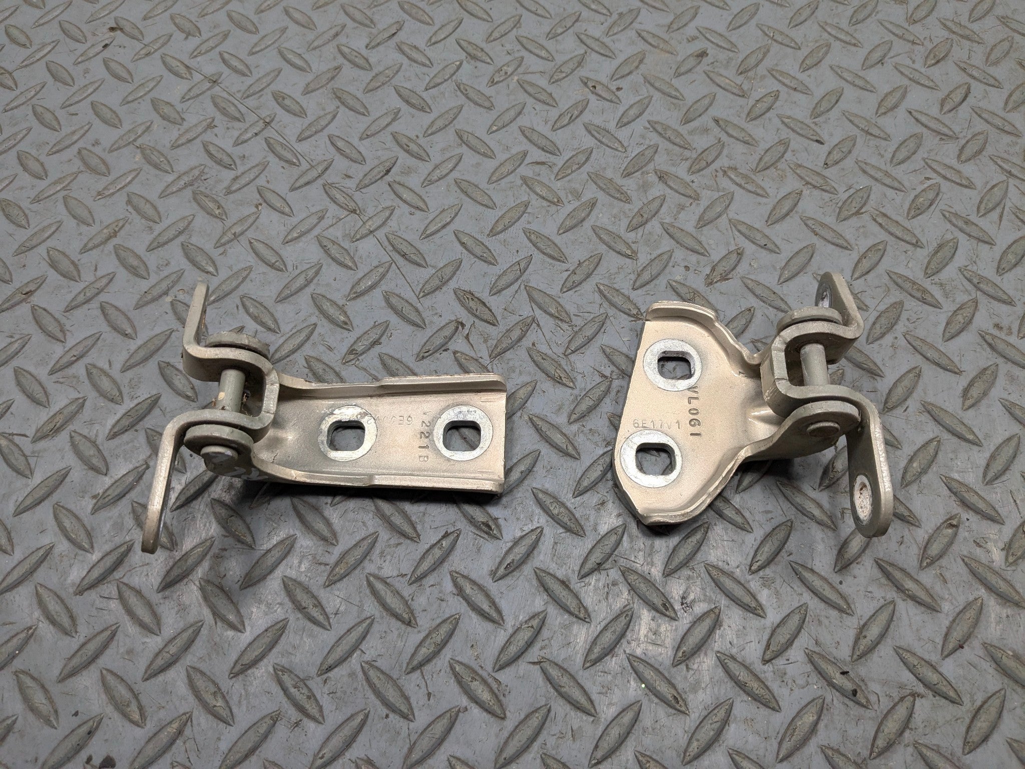 05 - 07 CADILLAC CTS OEM UPPER AND LOWER DOOR HINGE SET REAR LEFT DRIVER SIDE