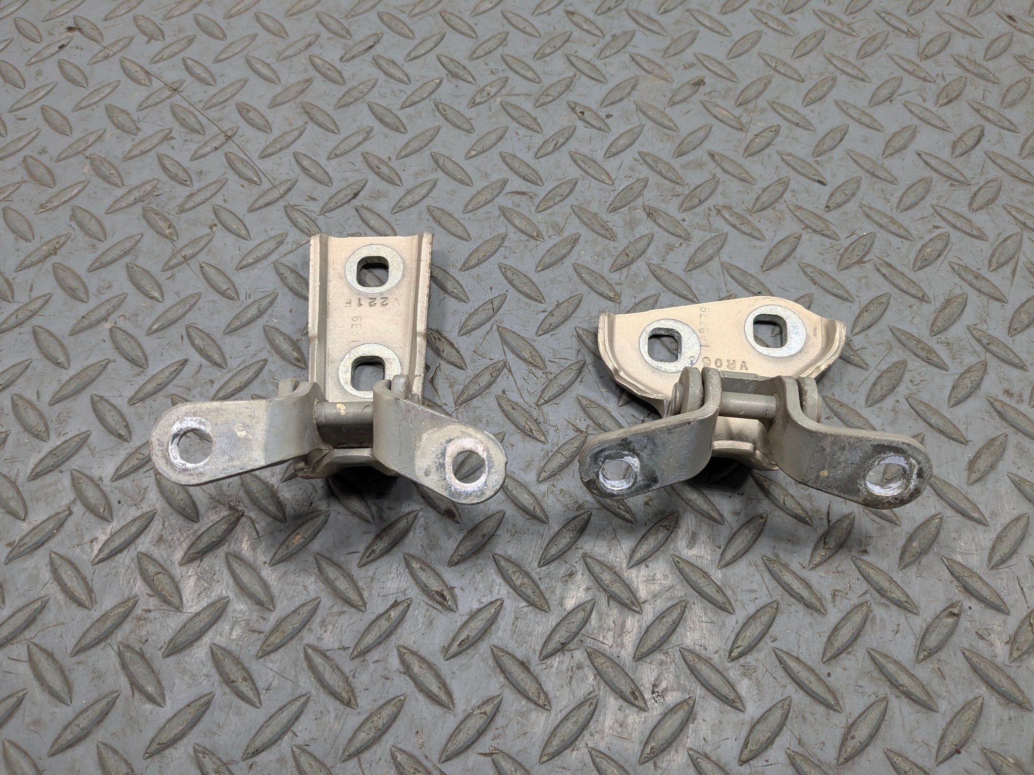2005 - 2007 CADILLAC CTS OEM UPPER AND LOWER DOOR HINGE SET REAR RIGHT SIDE