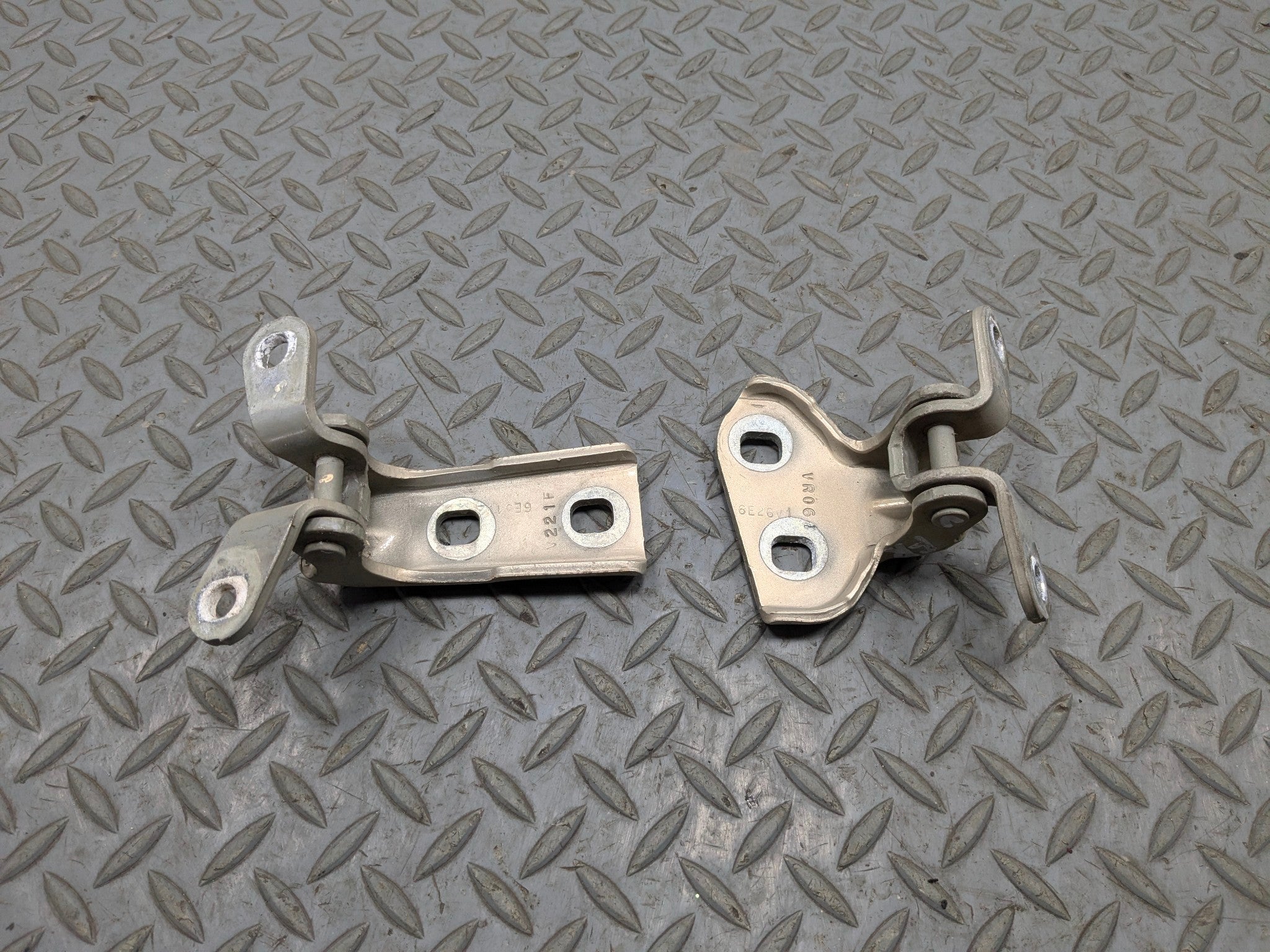 2005 - 2007 CADILLAC CTS OEM UPPER AND LOWER DOOR HINGE SET REAR RIGHT SIDE