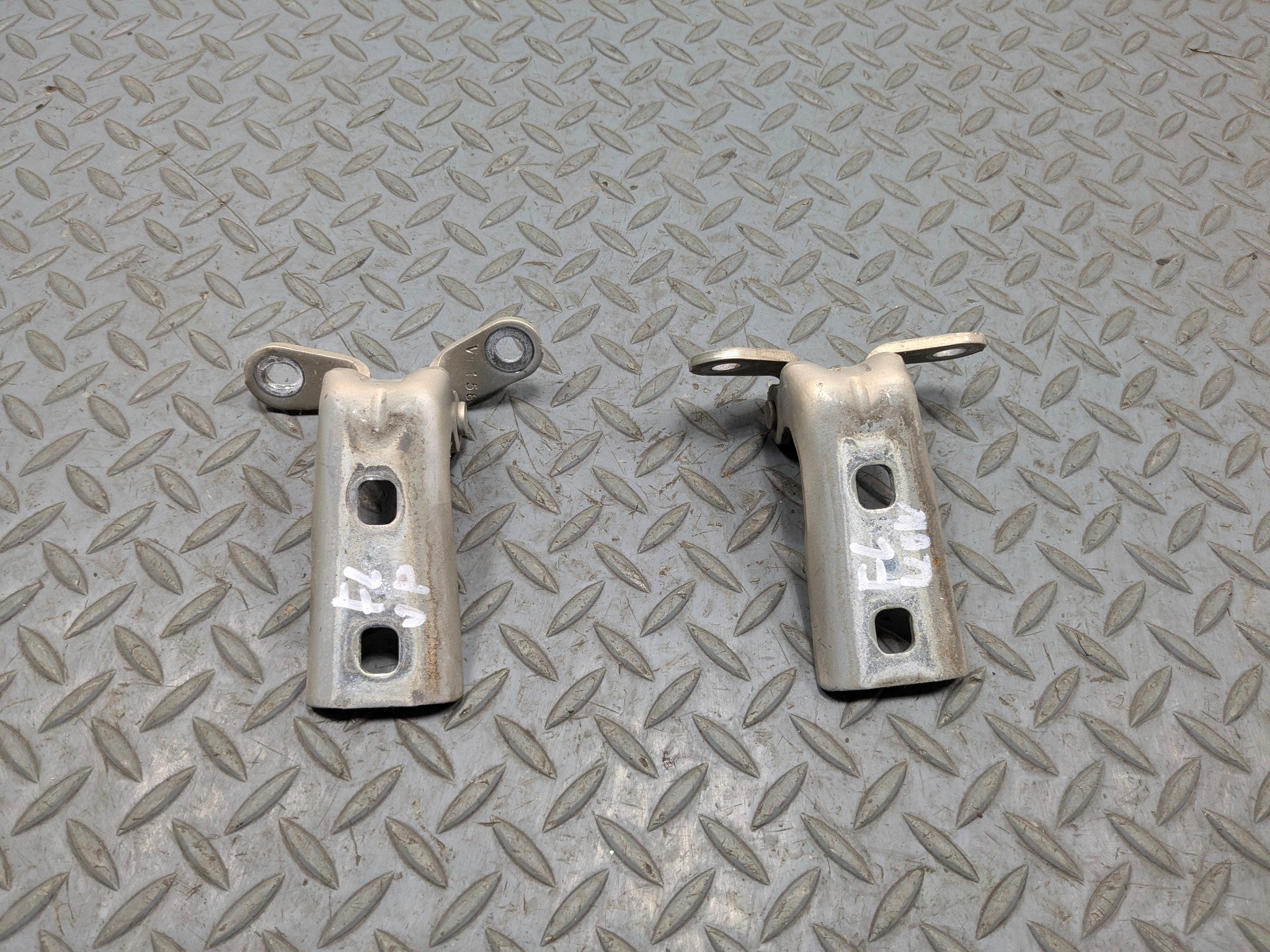 2005 - 2007 CADILLAC CTS OEM DOOR HINGE SET FRONT LEFT DRIVER SIDE