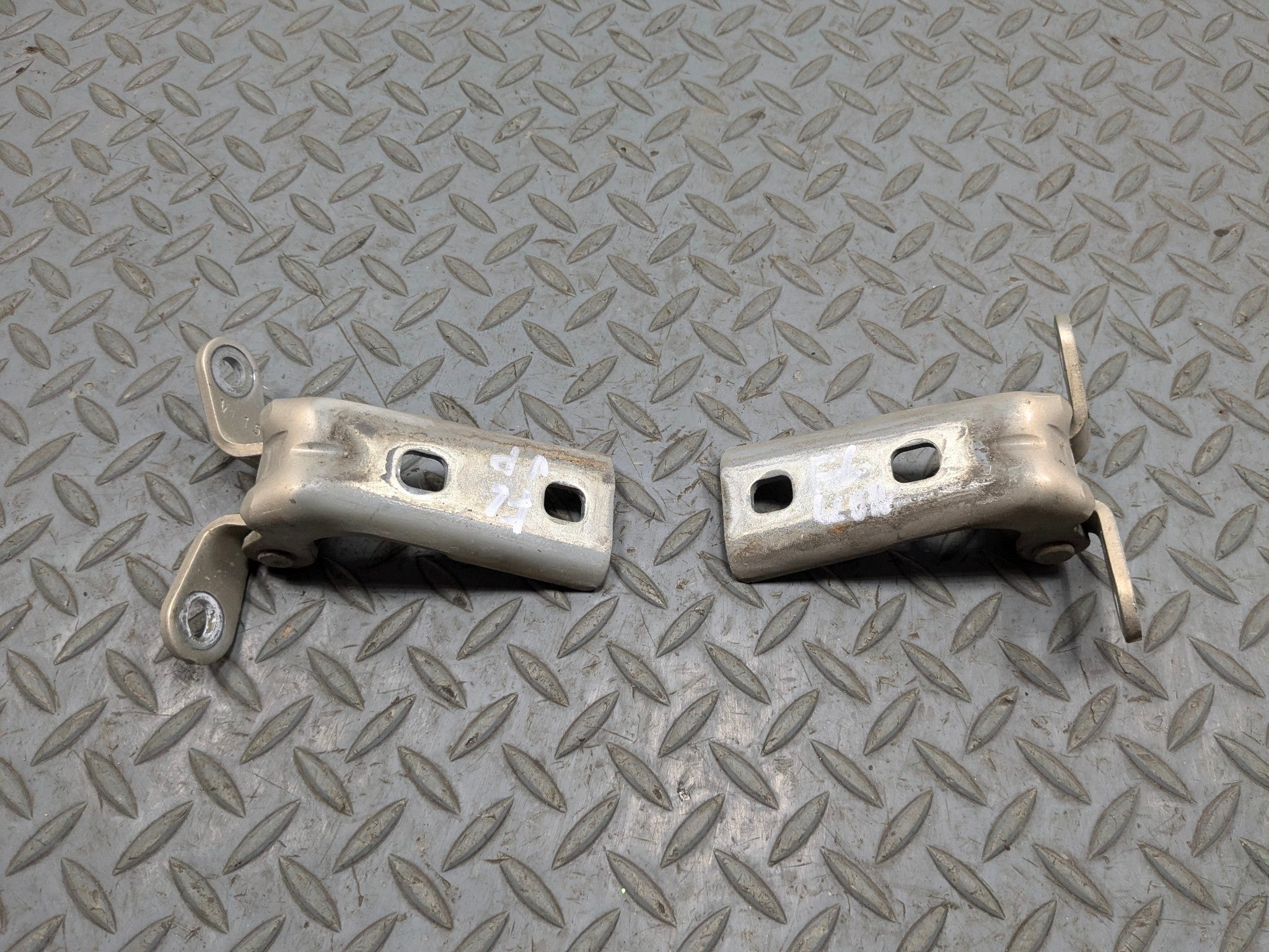 2005 - 2007 CADILLAC CTS OEM DOOR HINGE SET FRONT LEFT DRIVER SIDE
