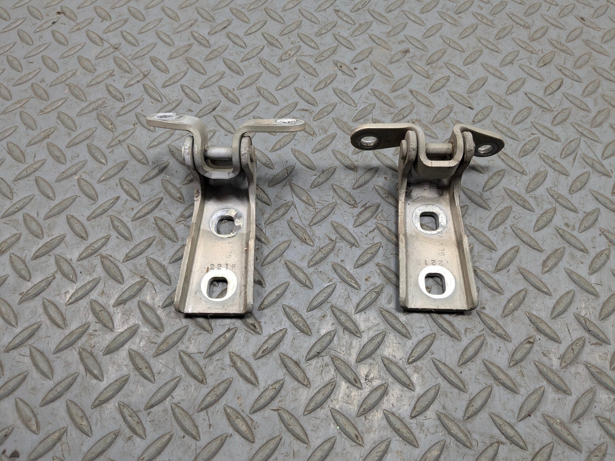 2005 - 2007 CADILLAC CTS OEM DOOR HINGE SET FRONT LEFT DRIVER SIDE