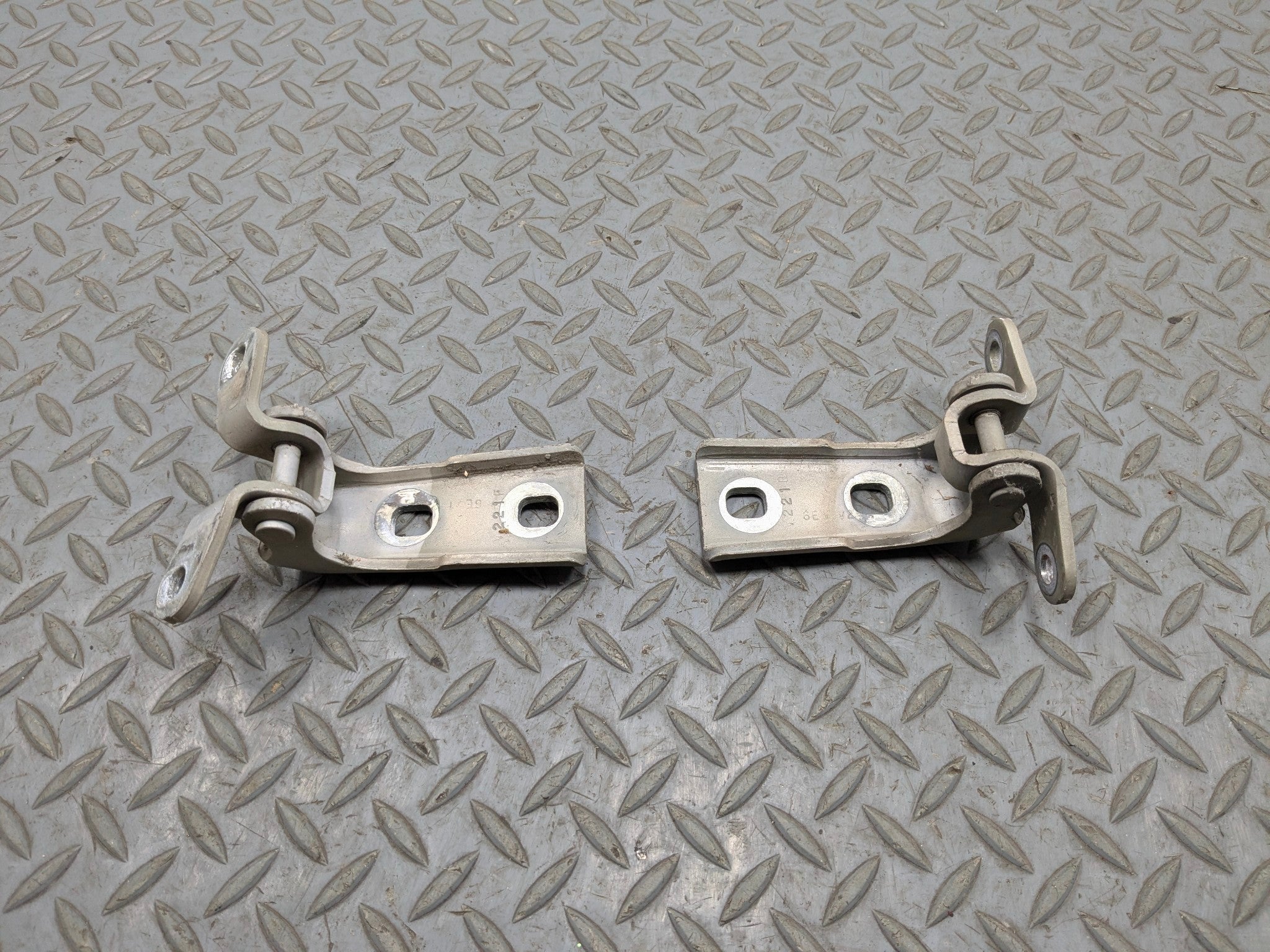 2005 - 2007 CADILLAC CTS OEM DOOR HINGE SET FRONT LEFT DRIVER SIDE