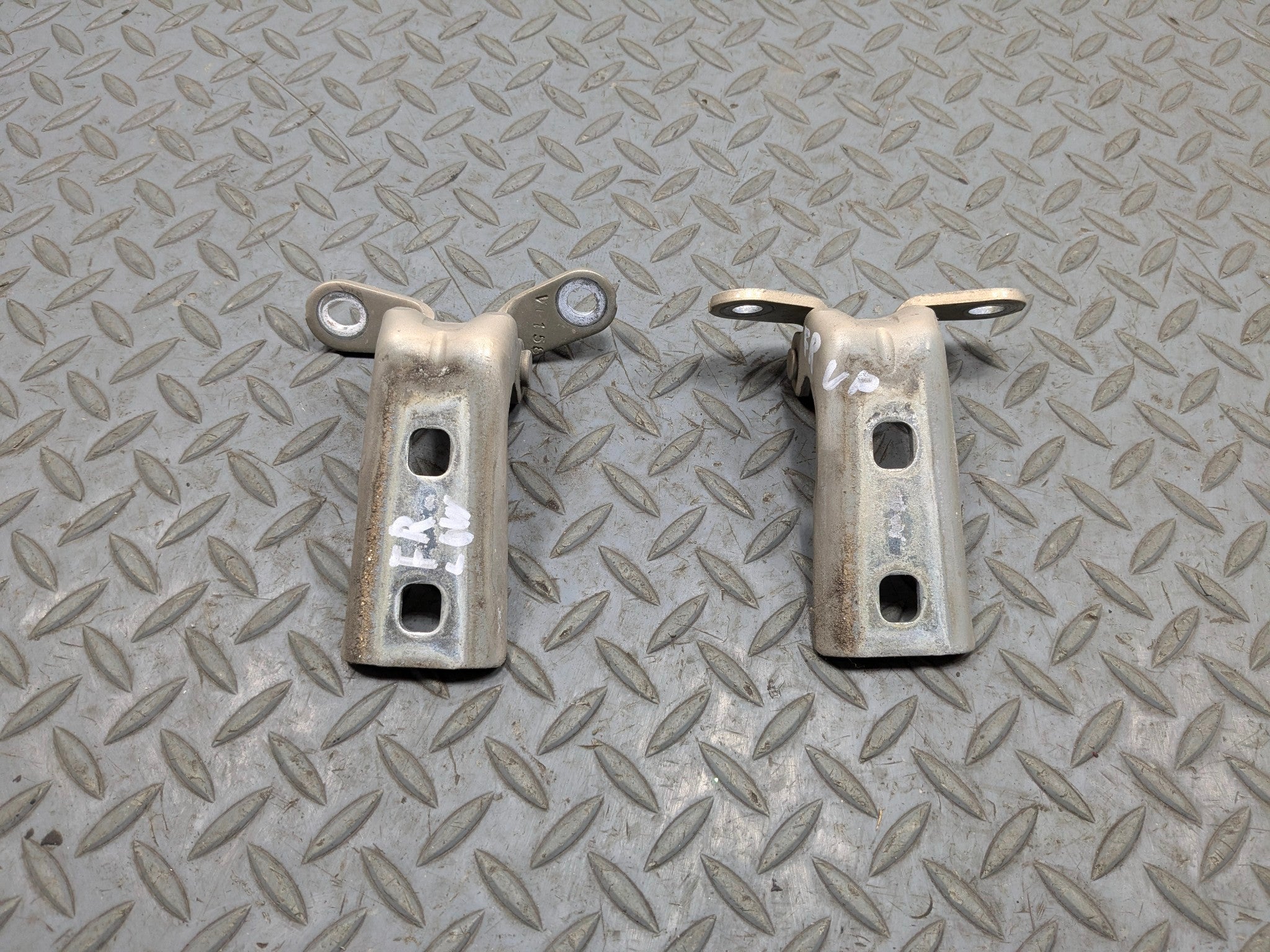 2005 - 2007 CADILLAC CTS OEM UPPER AND LOWER DOOR HINGE SET FRONT RIGHT SIDE