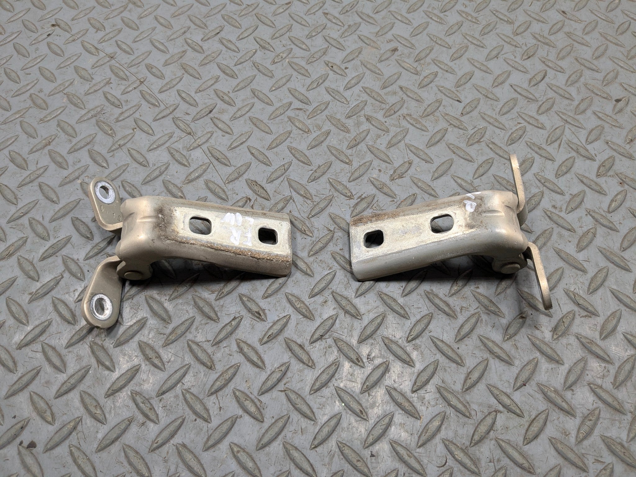 2005 - 2007 CADILLAC CTS OEM UPPER AND LOWER DOOR HINGE SET FRONT RIGHT SIDE