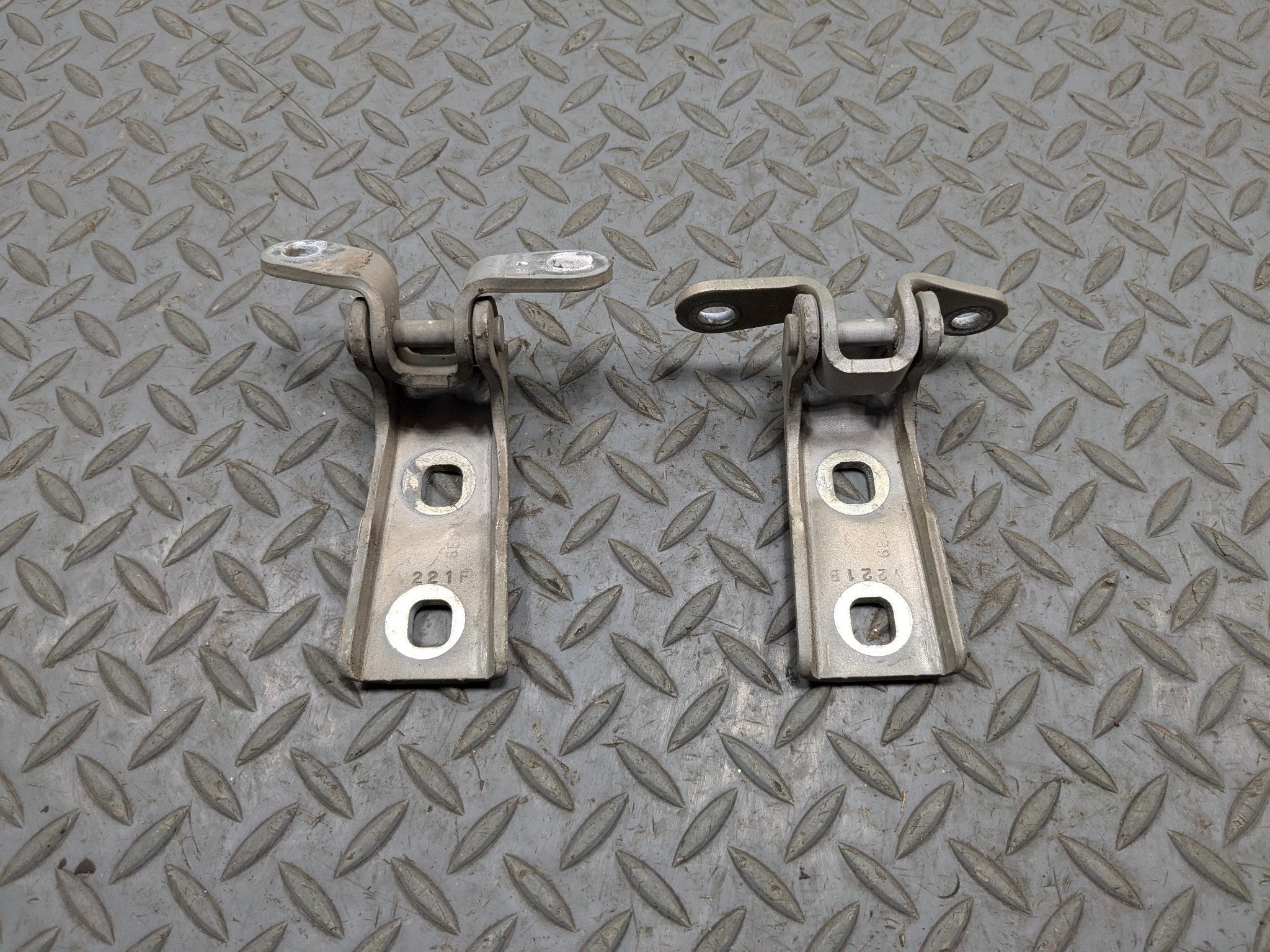 2005 - 2007 CADILLAC CTS OEM UPPER AND LOWER DOOR HINGE SET FRONT RIGHT SIDE