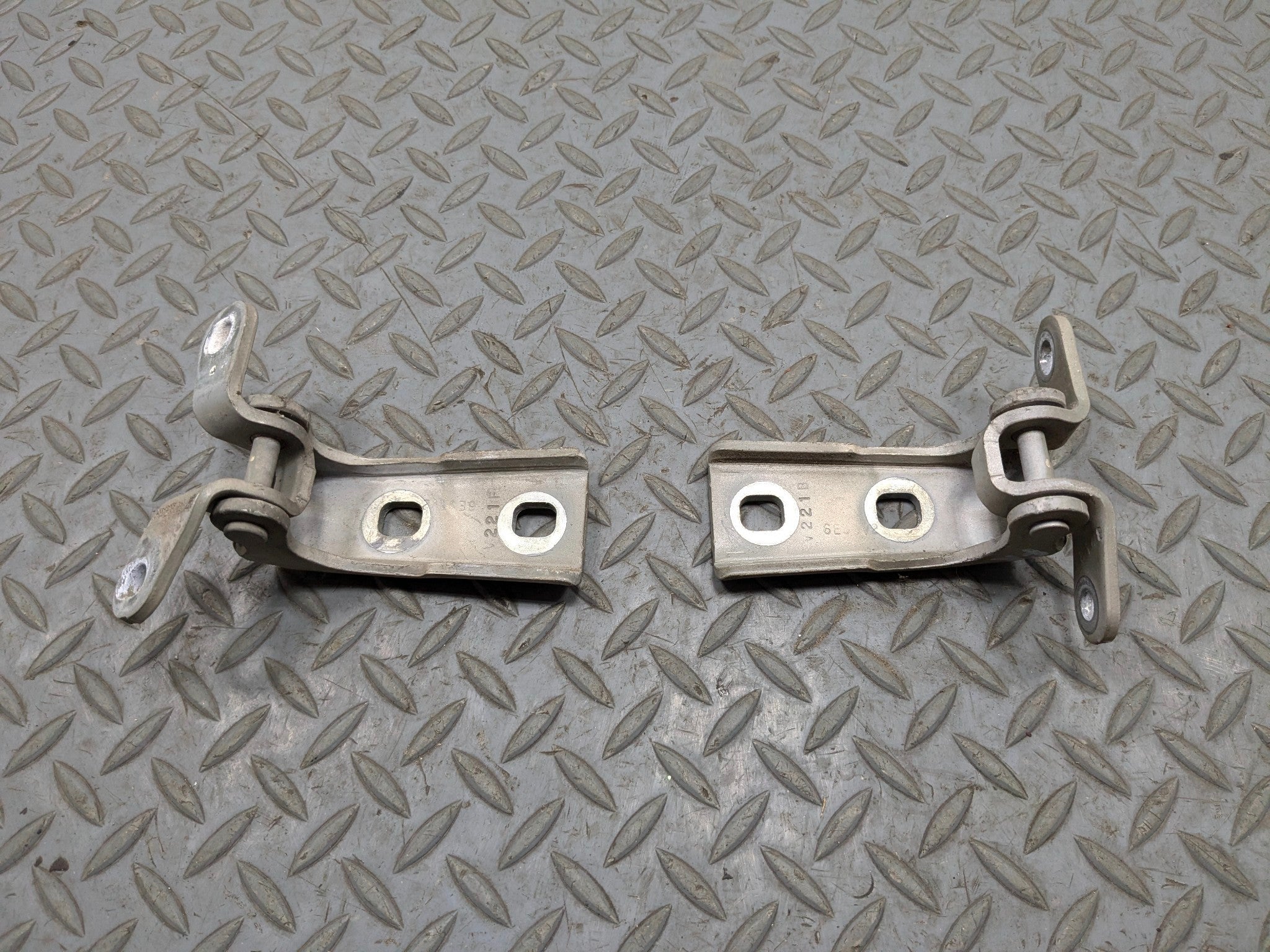2005 - 2007 CADILLAC CTS OEM UPPER AND LOWER DOOR HINGE SET FRONT RIGHT SIDE