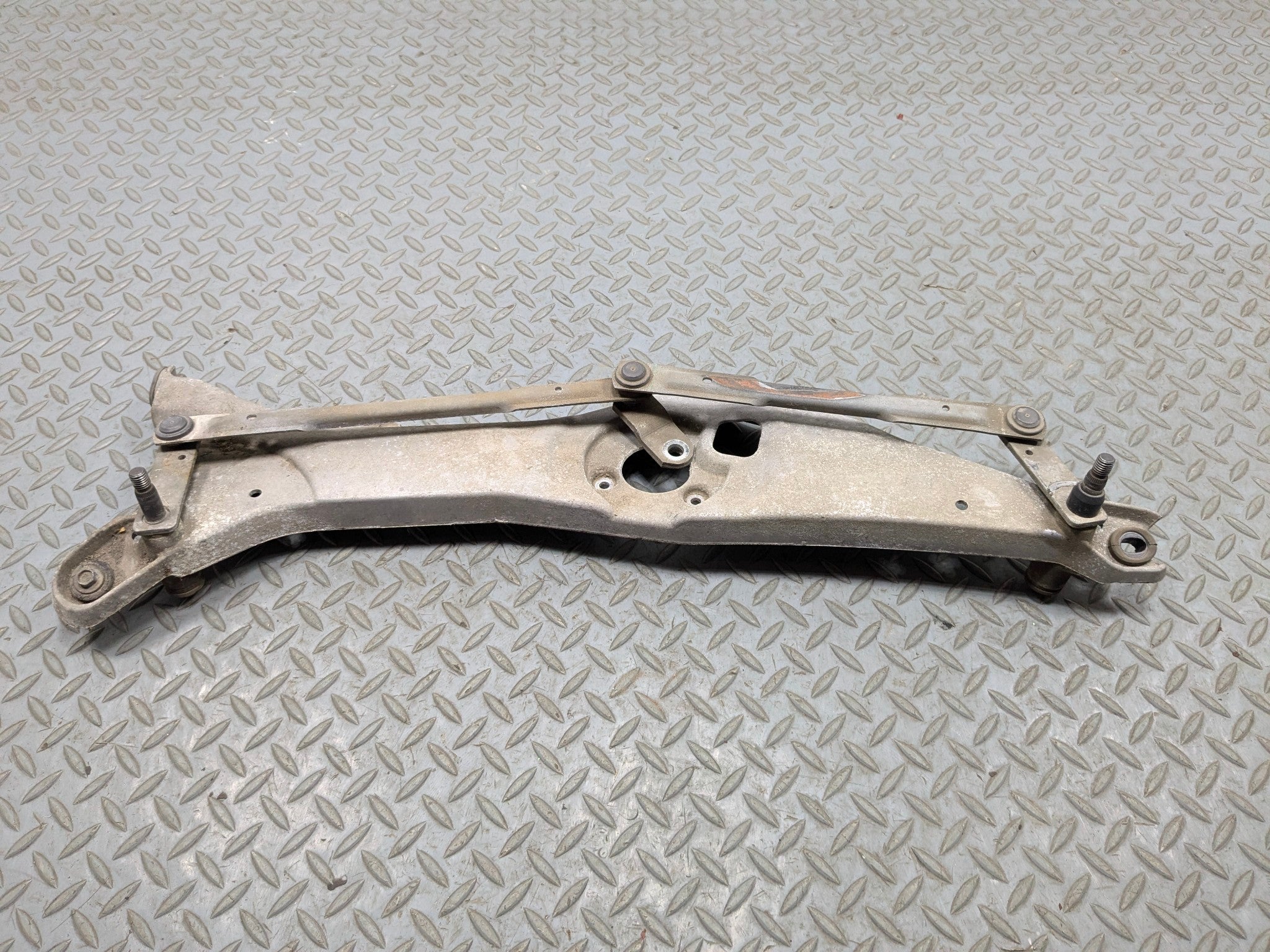 2005 - 2007 CADILLAC CTS OEM WINDSHIELD WIPER TRANSMISSION LINKAGE FRONT SIDE