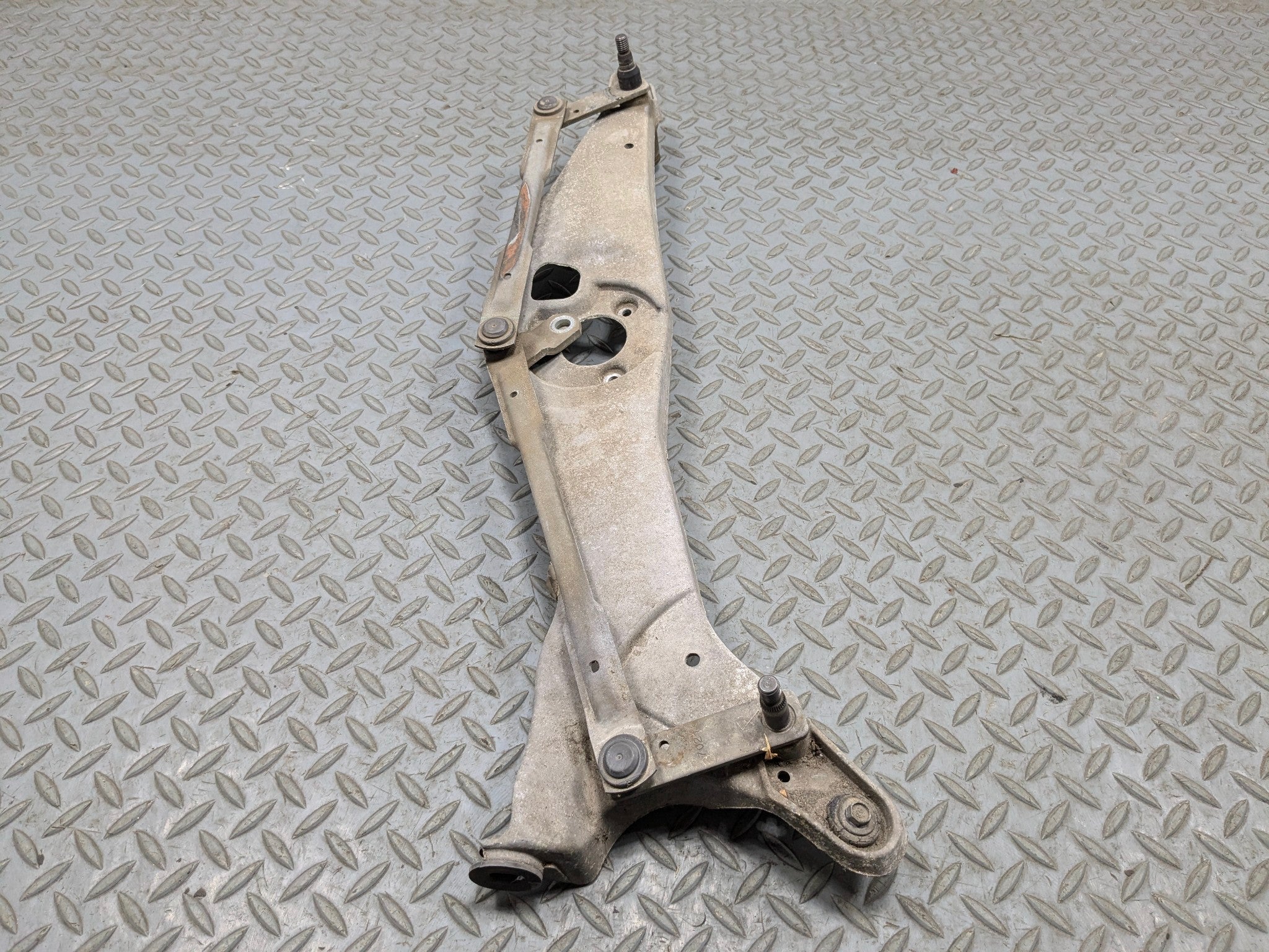 2005 - 2007 CADILLAC CTS OEM WINDSHIELD WIPER TRANSMISSION LINKAGE FRONT SIDE