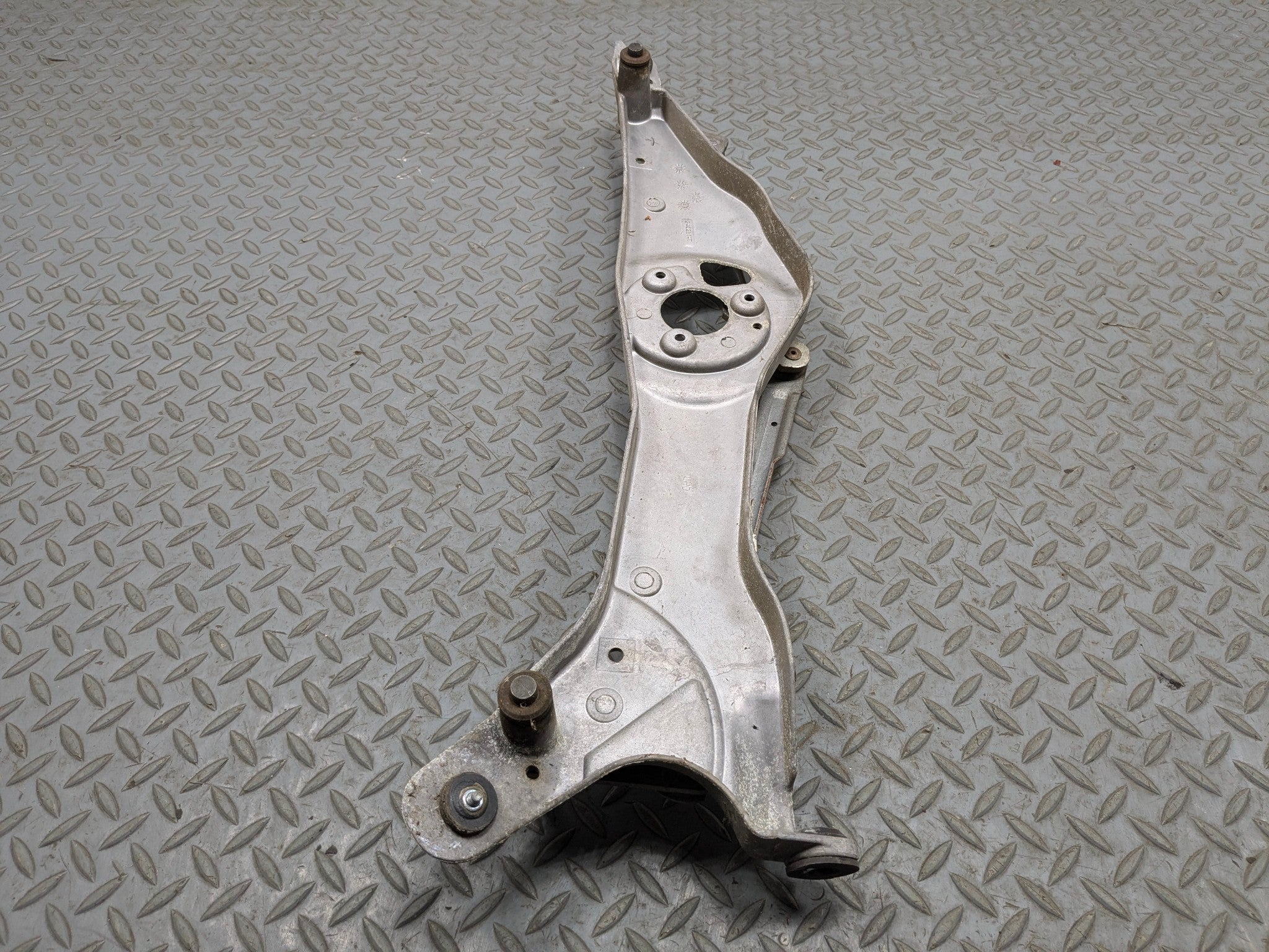 2005 - 2007 CADILLAC CTS OEM WINDSHIELD WIPER TRANSMISSION LINKAGE FRONT SIDE