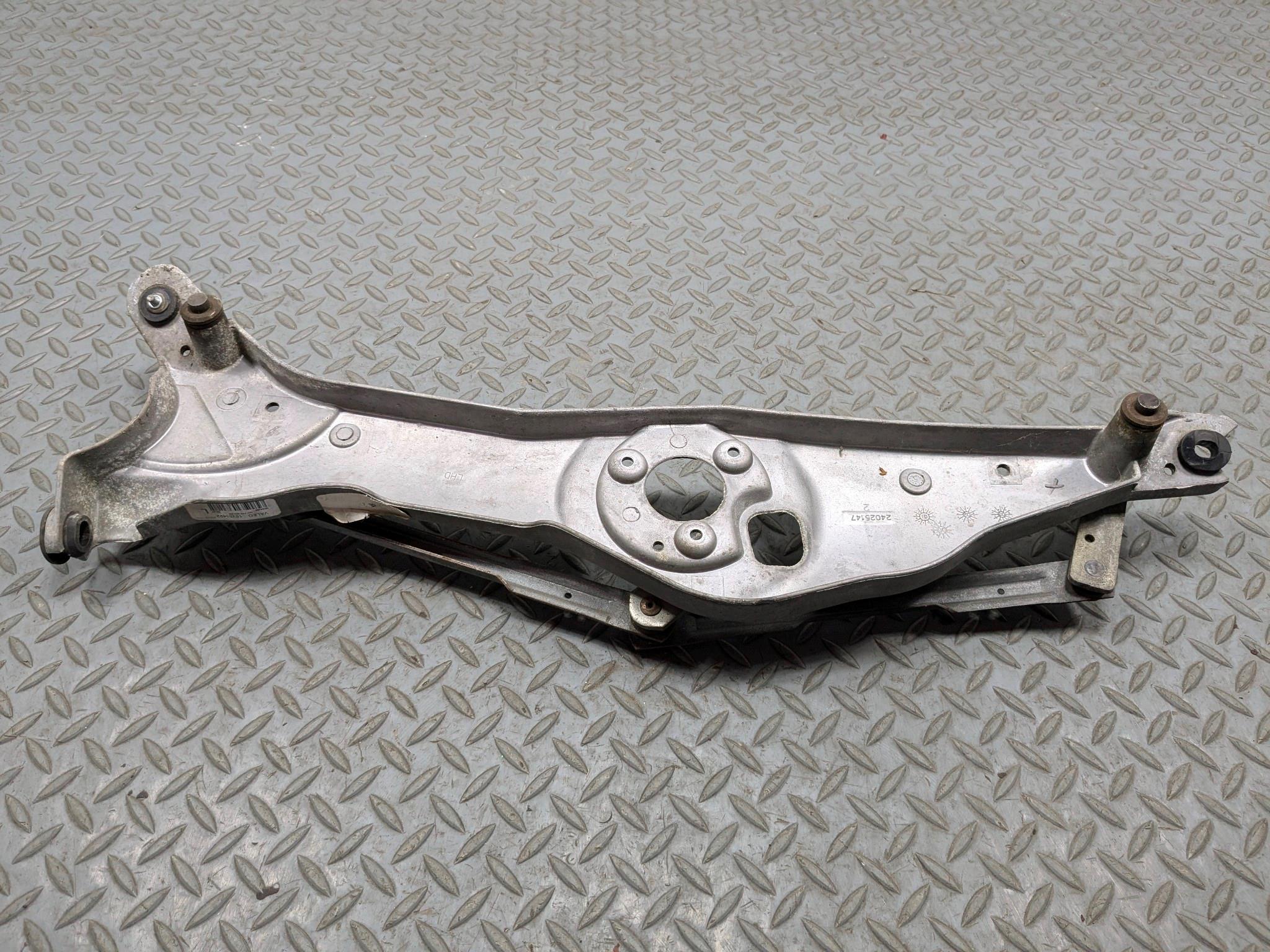 2005 - 2007 CADILLAC CTS OEM WINDSHIELD WIPER TRANSMISSION LINKAGE FRONT SIDE