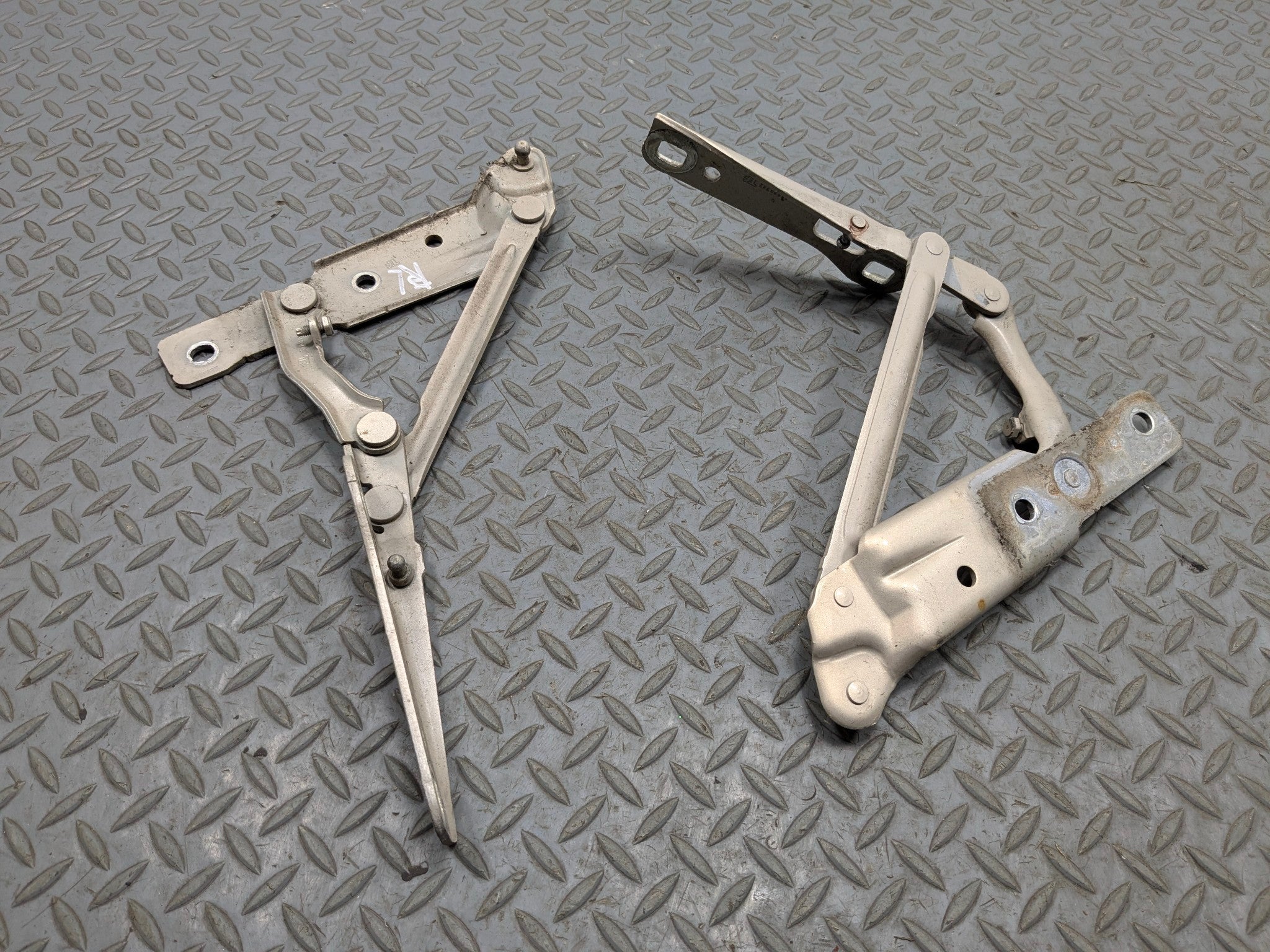 2005 - 2007 CADILLAC CTS OEM TAILGATE LIFTGATE HINGE SET LEFT AND RIGHT