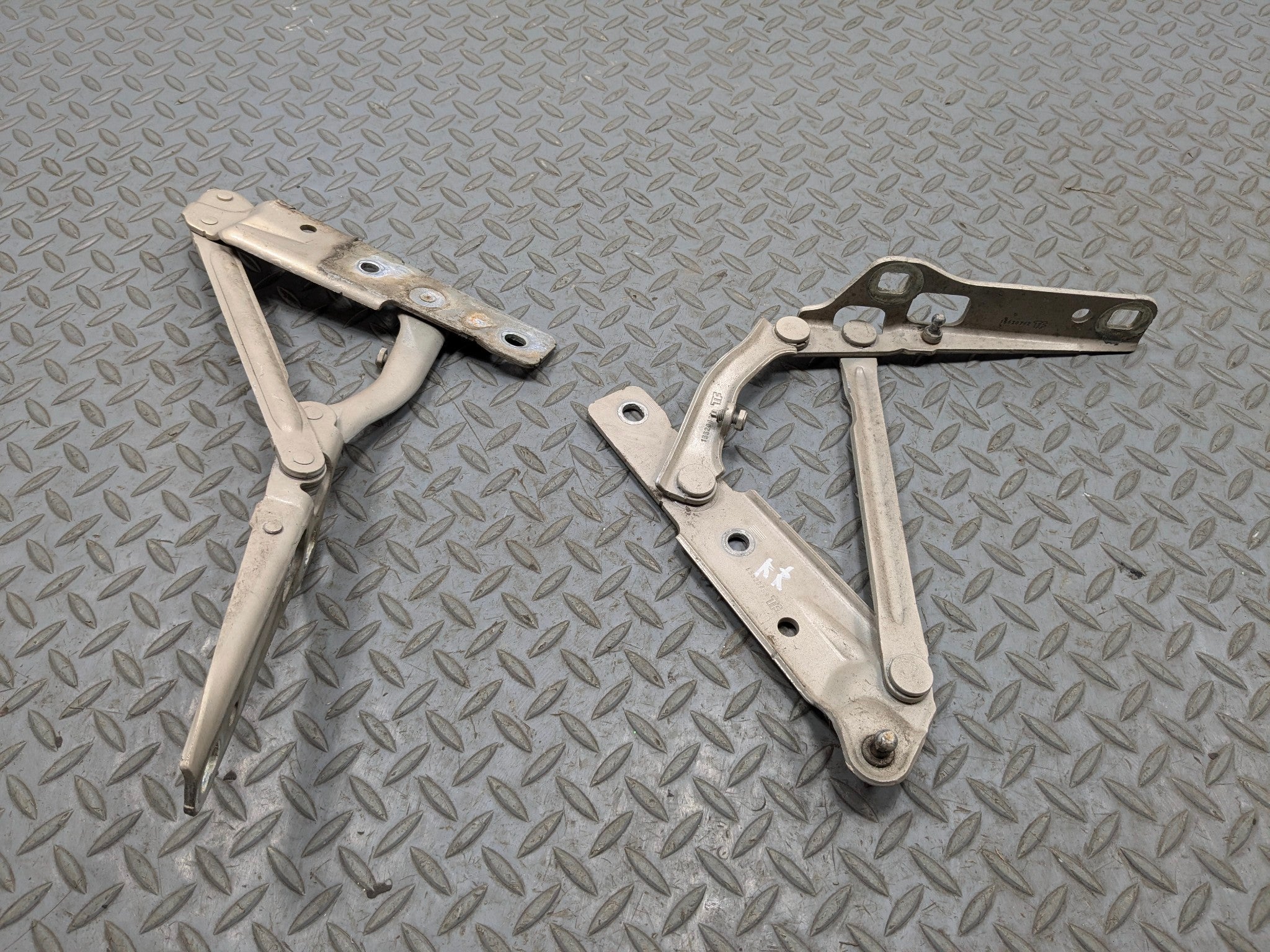 2005 - 2007 CADILLAC CTS OEM TAILGATE LIFTGATE HINGE SET LEFT AND RIGHT