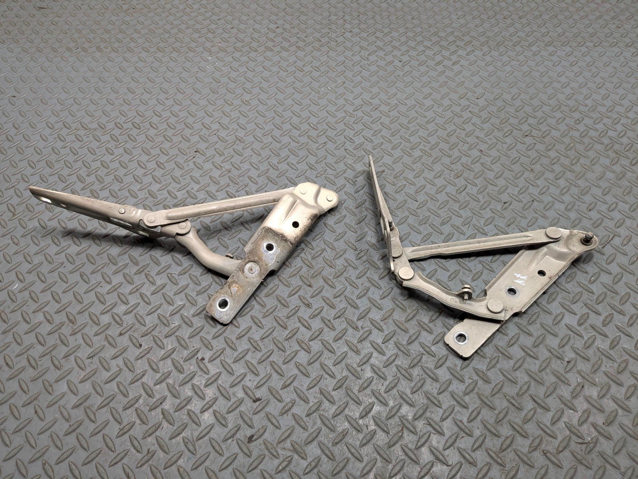 2005 - 2007 CADILLAC CTS OEM TAILGATE LIFTGATE HINGE SET LEFT AND RIGHT