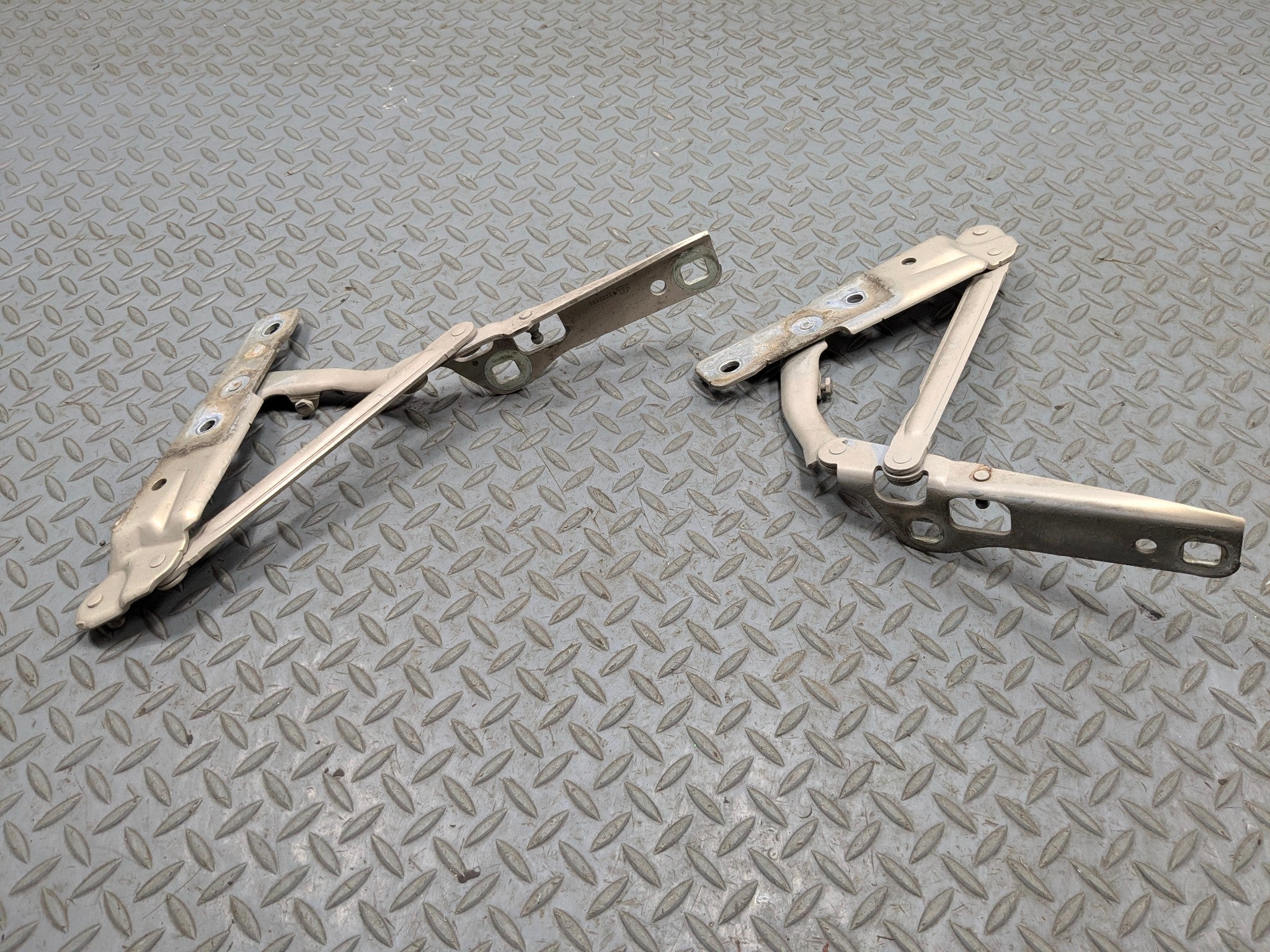 2005 - 2007 CADILLAC CTS OEM TAILGATE LIFTGATE HINGE SET LEFT AND RIGHT