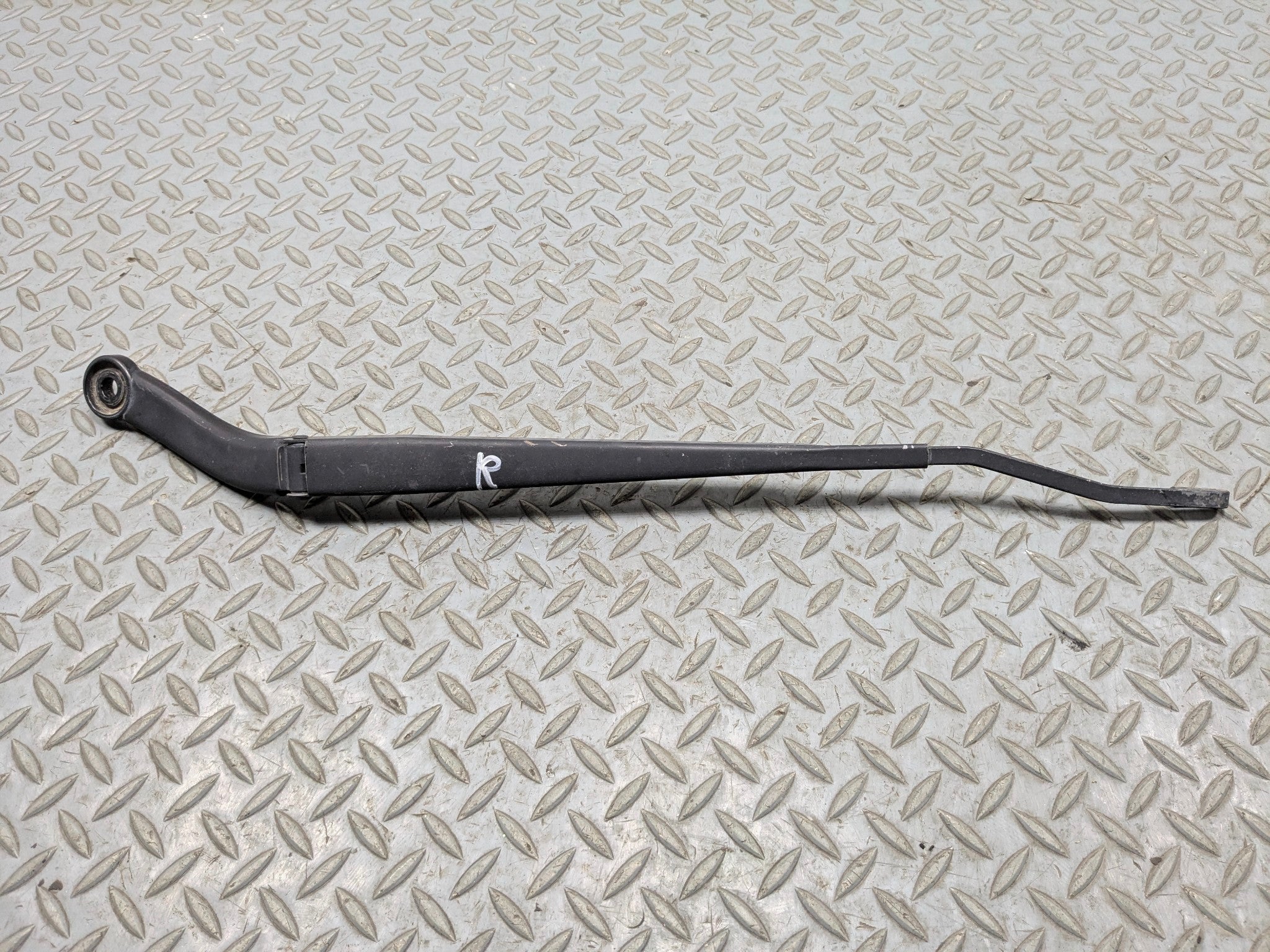 2005 - 2007 CADILLAC CTS OEM WINDSHIELD WIPER ARM FRONT RIGHT PASSENGER SIDE