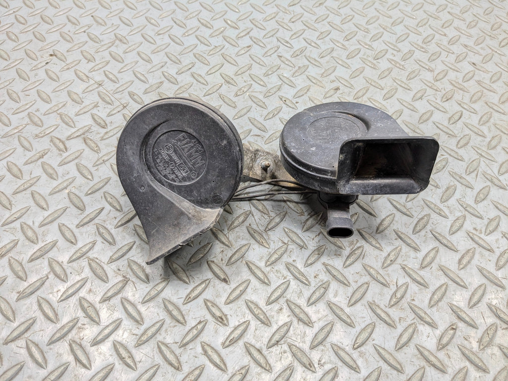 2005 - 2007 CADILLAC CTS OEM DUAL NOTE HORN HIGH AND LOW TONE SIREN SIGNAL SET