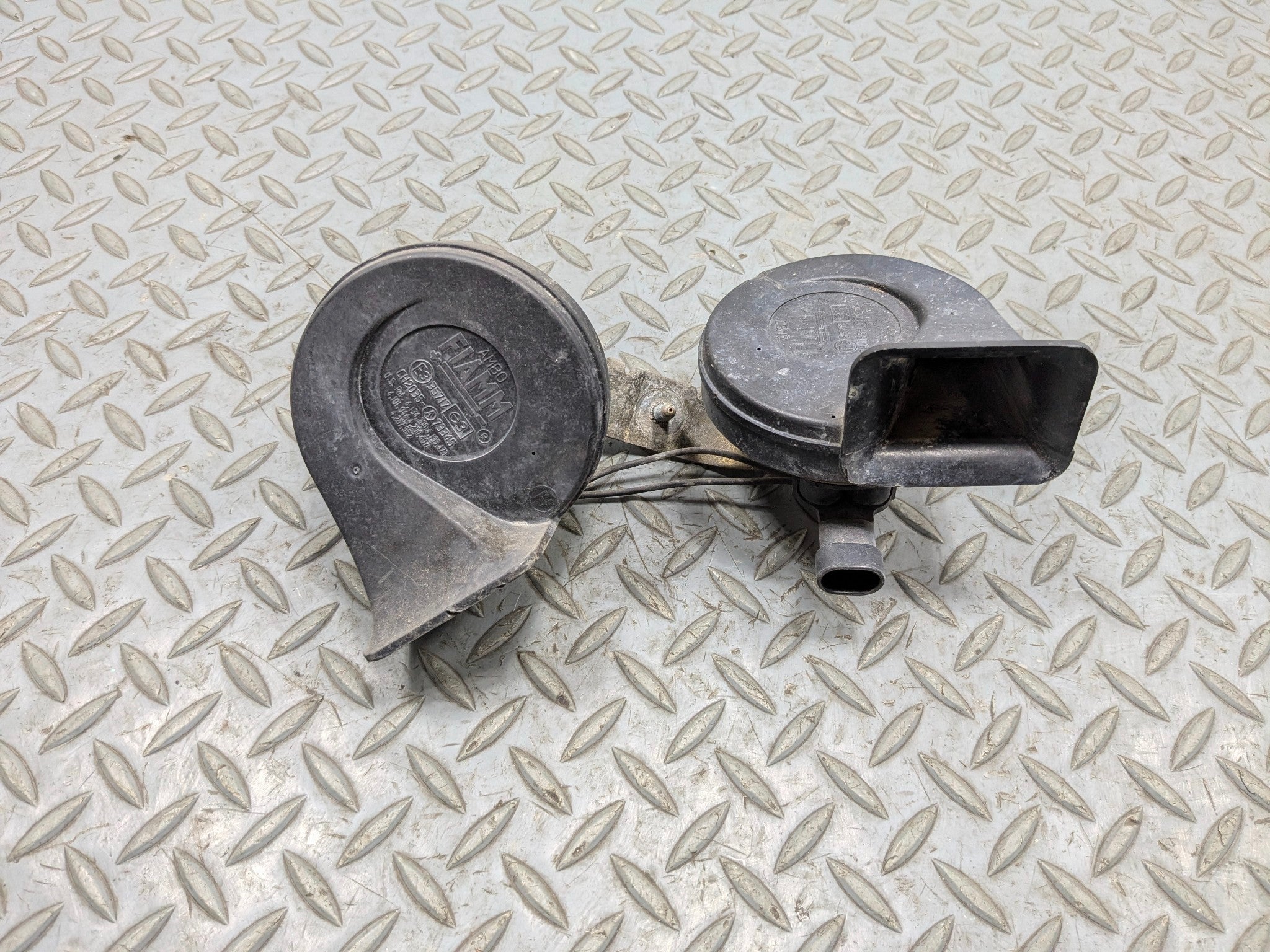 2005 - 2007 CADILLAC CTS OEM DUAL NOTE HORN HIGH AND LOW TONE SIREN SIGNAL SET