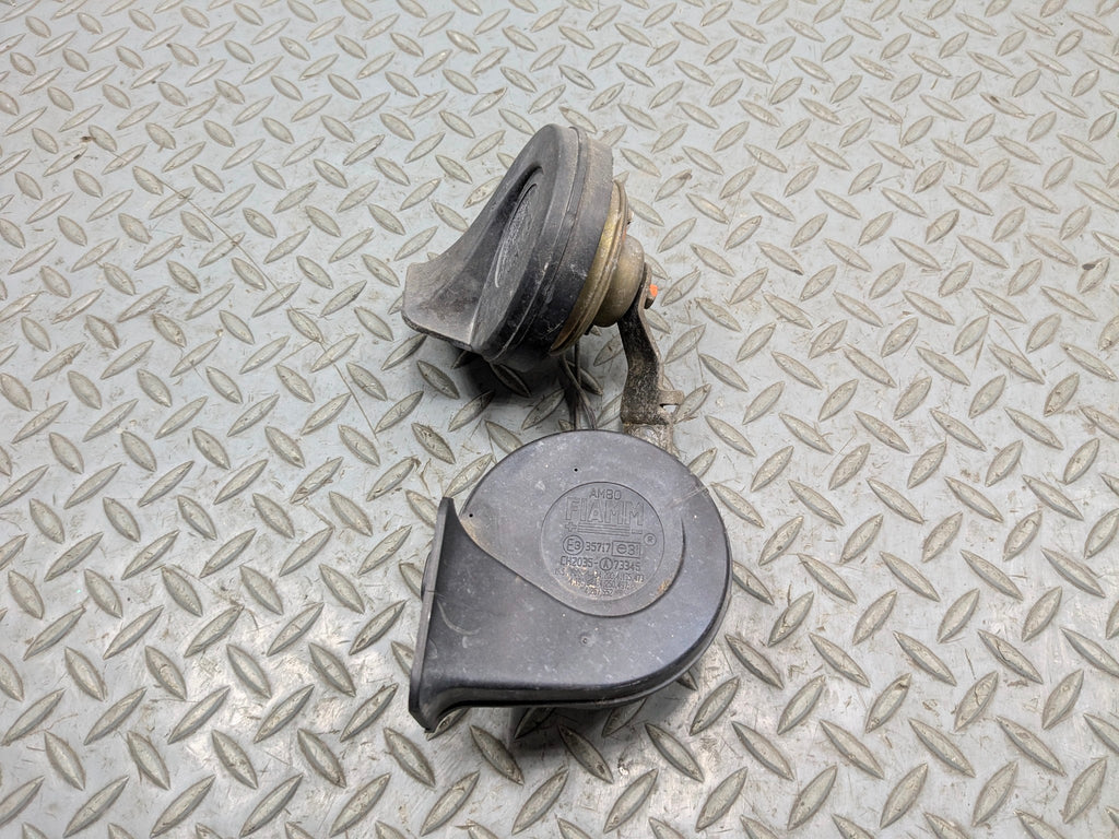 2005 - 2007 CADILLAC CTS OEM DUAL NOTE HORN HIGH AND LOW TONE SIREN SIGNAL SET