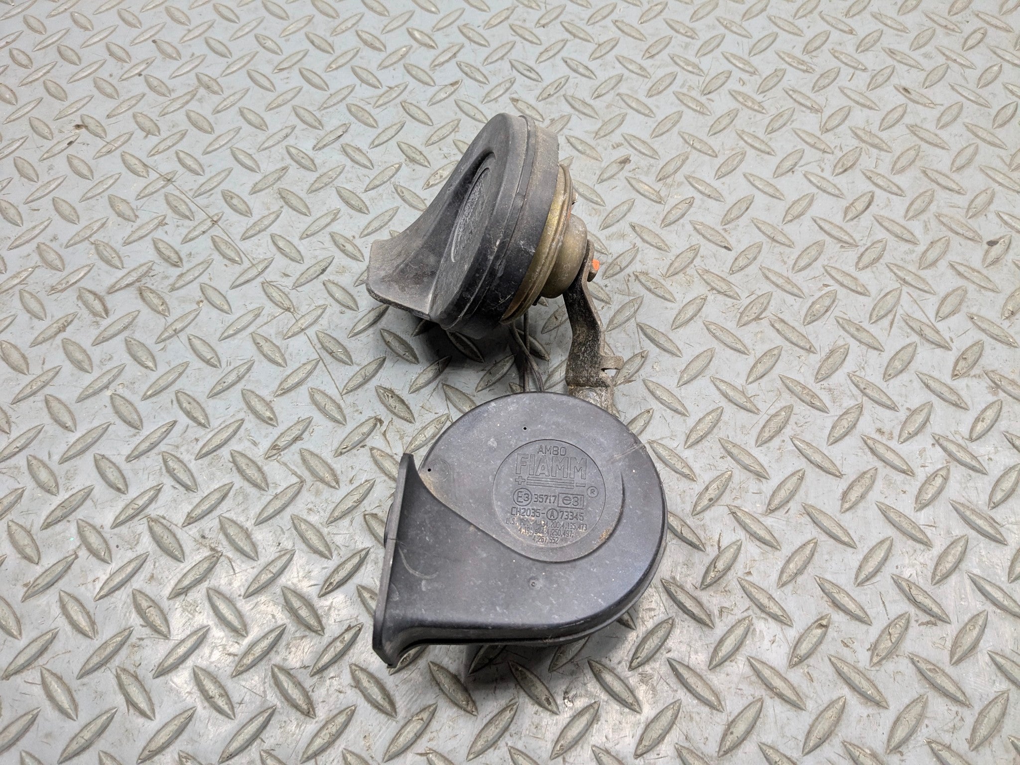 2005 - 2007 CADILLAC CTS OEM DUAL NOTE HORN HIGH AND LOW TONE SIREN SIGNAL SET