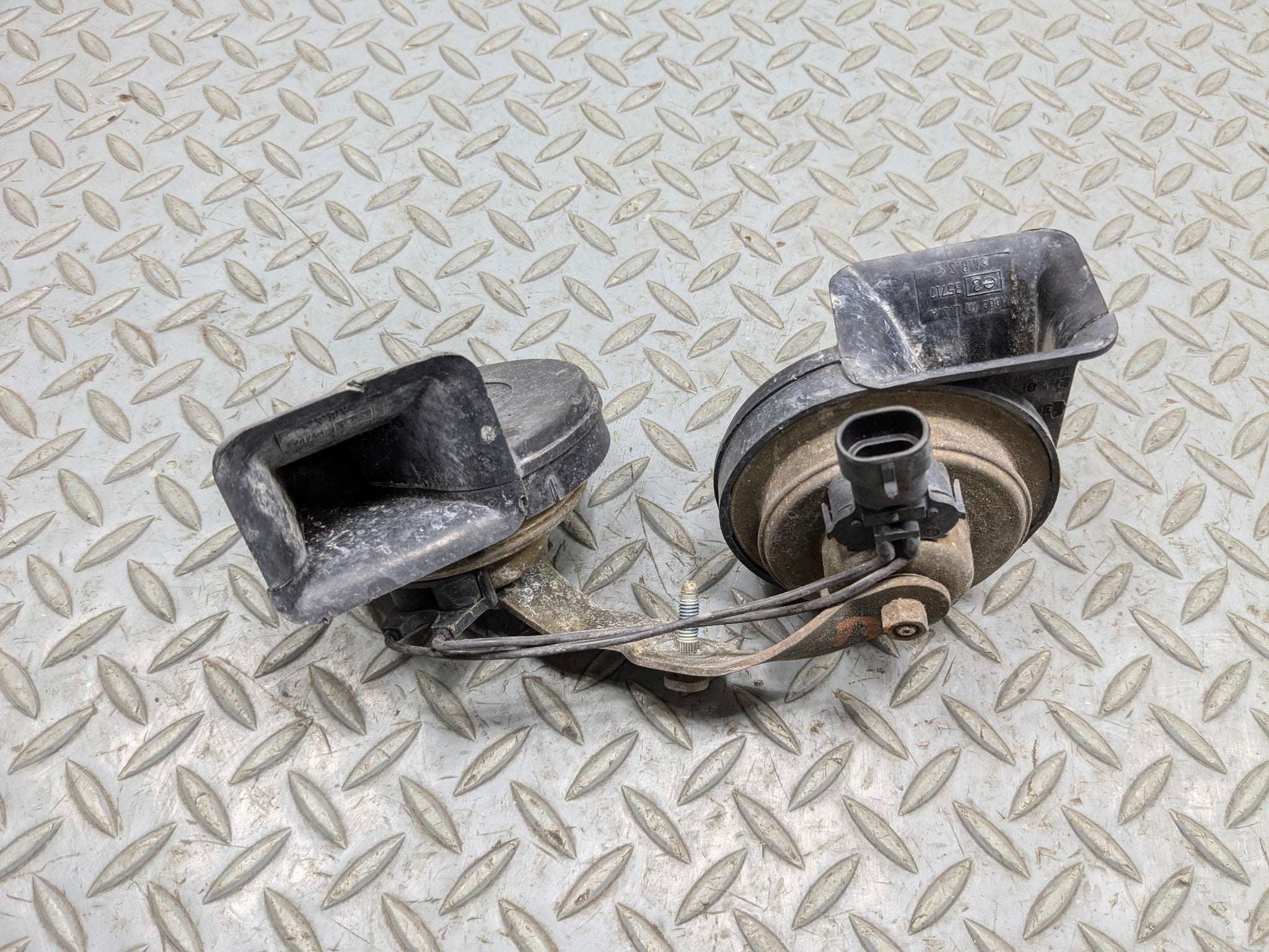 2005 - 2007 CADILLAC CTS OEM DUAL NOTE HORN HIGH AND LOW TONE SIREN SIGNAL SET