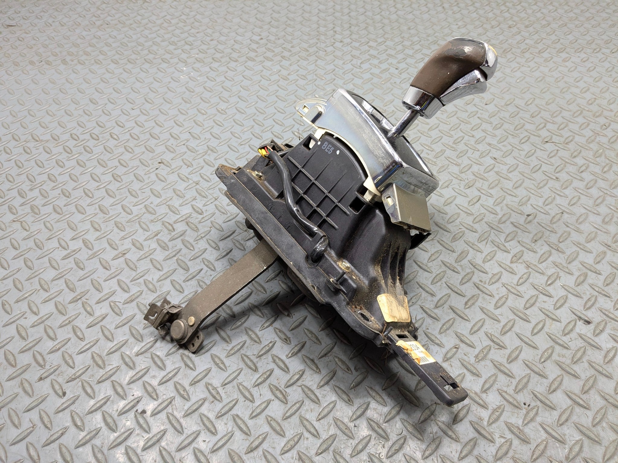 2005 - 2007 CADILLAC CTS OEM AUTO TRANSMISSION FLOOR SHIFTER WITH HANDLE KNOB
