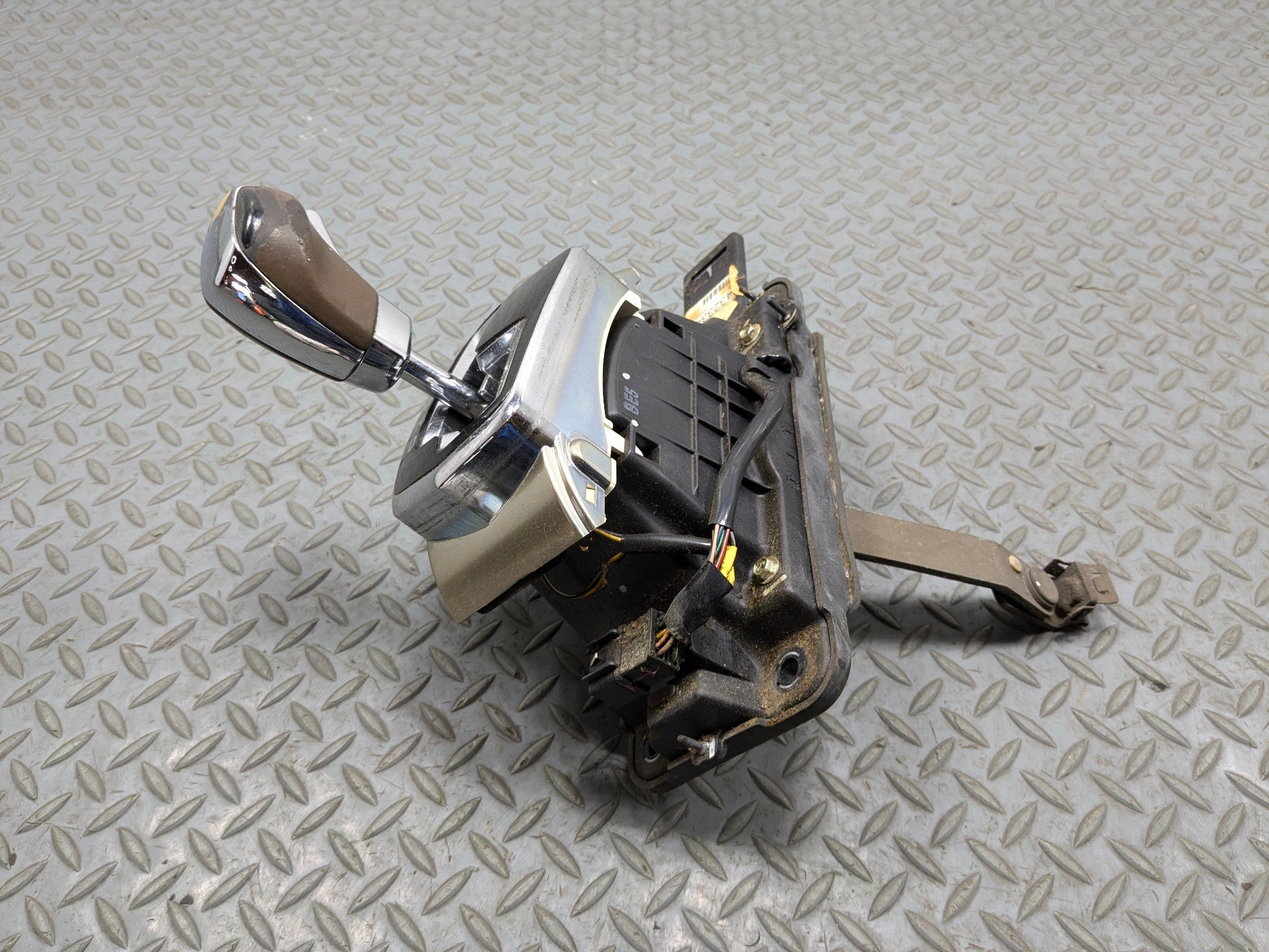 2005 - 2007 CADILLAC CTS OEM AUTO TRANSMISSION FLOOR SHIFTER WITH HANDLE KNOB