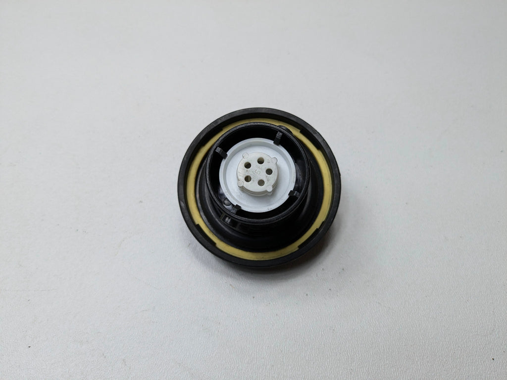 2005 - 2007 CADILLAC CTS OEM FUEL GAS TANK FILLER CAP ASSEMBLY