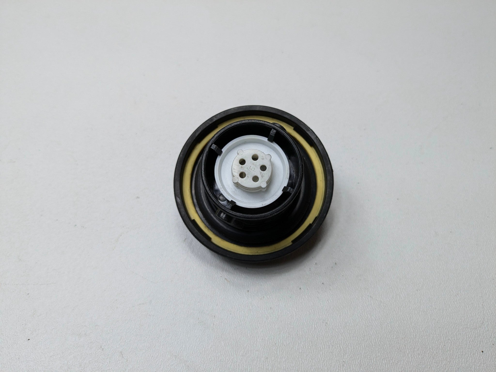 2005 - 2007 CADILLAC CTS OEM FUEL GAS TANK FILLER CAP ASSEMBLY