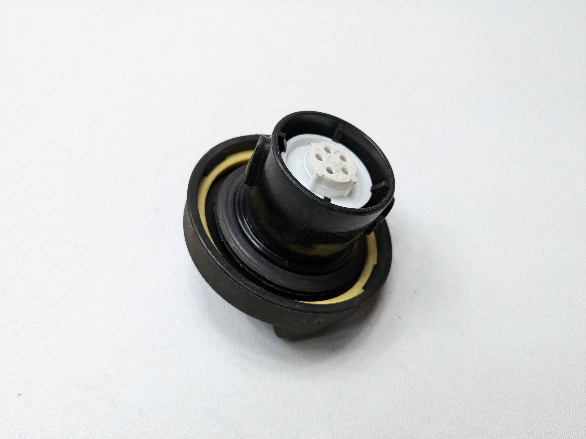 2005 - 2007 CADILLAC CTS OEM FUEL GAS TANK FILLER CAP ASSEMBLY