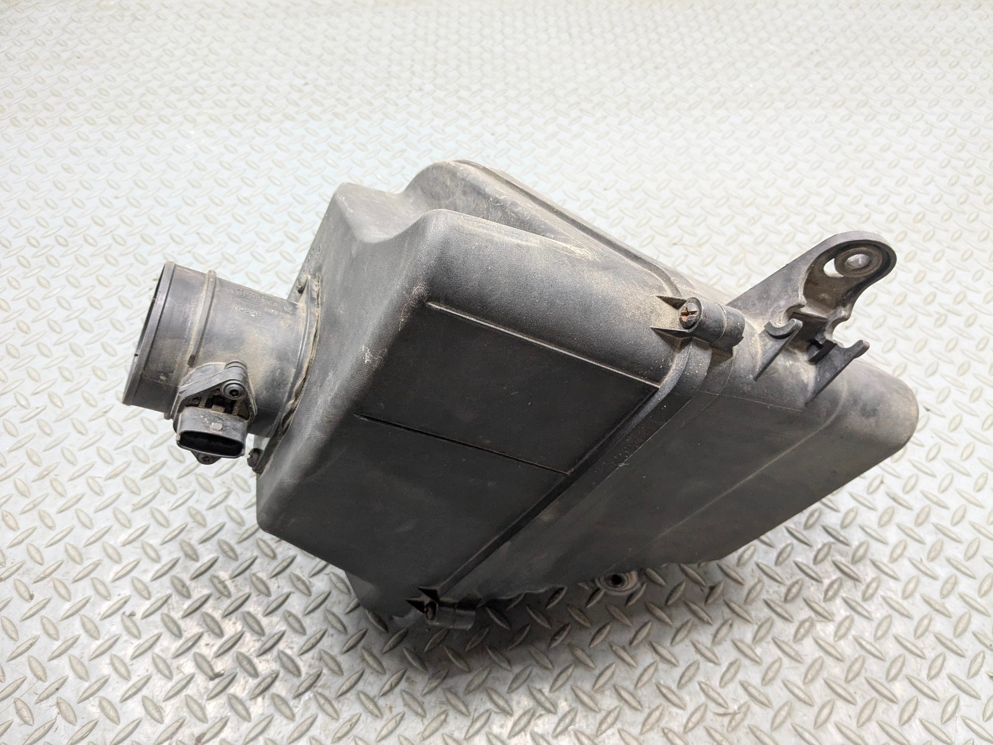2005 - 2007 CADILLAC CTS OEM 3.6L AIR CLEANER INTAKE HOUSING FILTER BOX ASSEMBLY