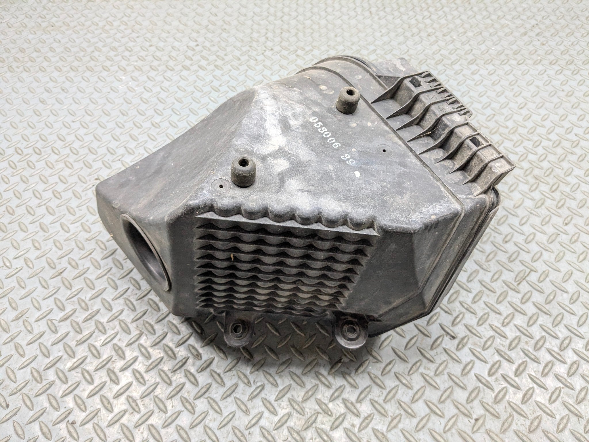 2005 - 2007 CADILLAC CTS OEM 3.6L AIR CLEANER INTAKE HOUSING FILTER BOX ASSEMBLY