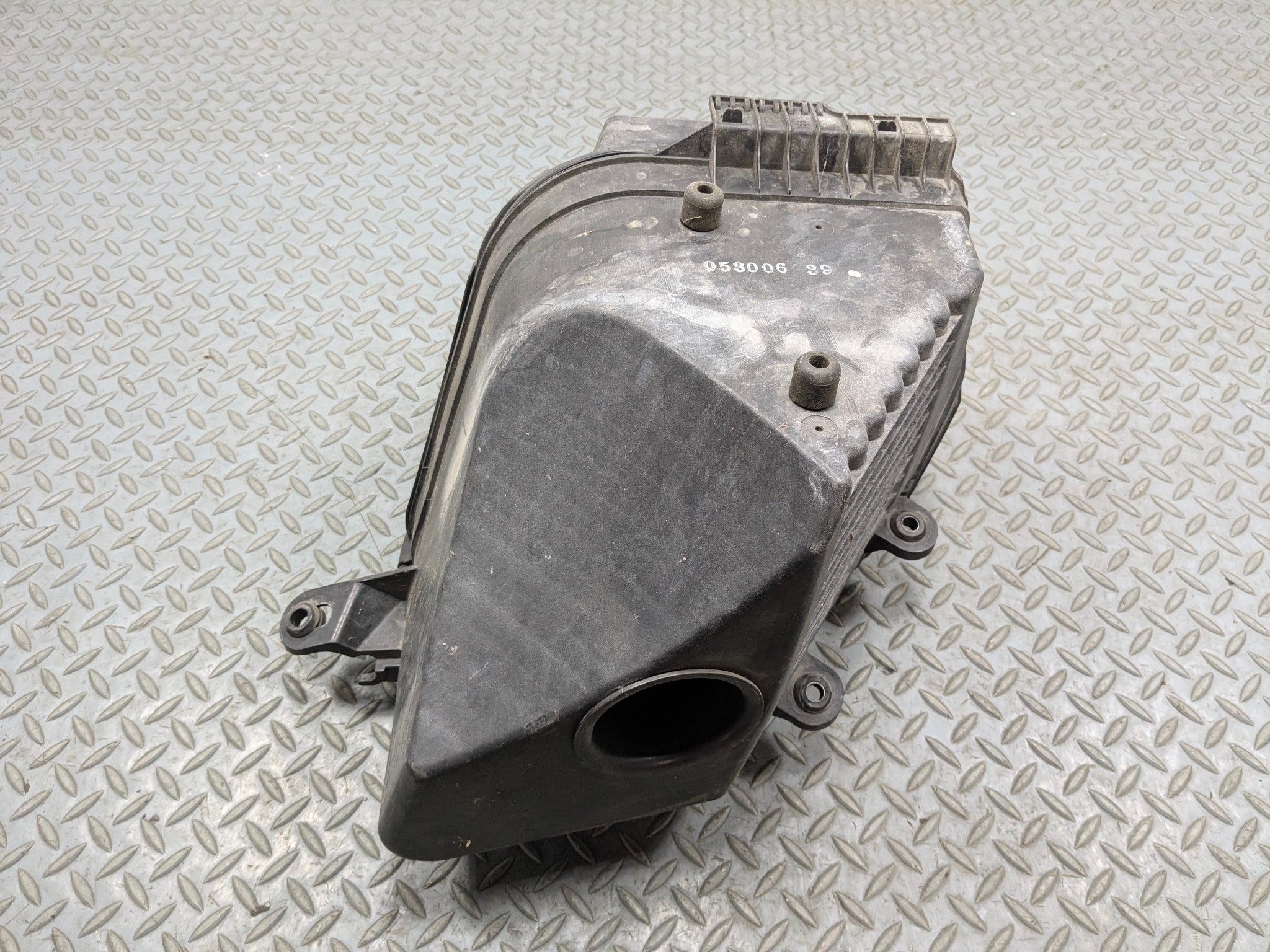 2005 - 2007 CADILLAC CTS OEM 3.6L AIR CLEANER INTAKE HOUSING FILTER BOX ASSEMBLY