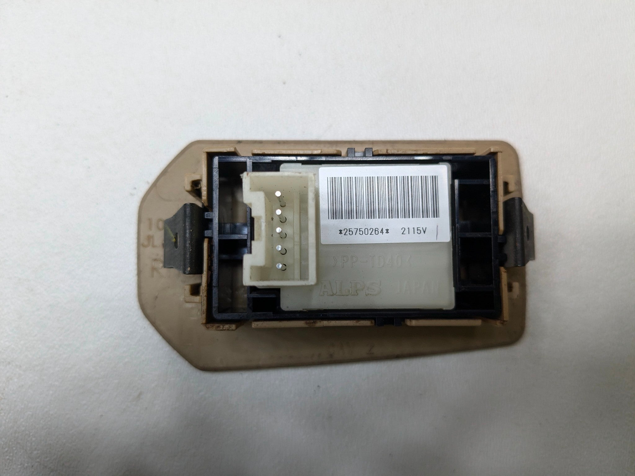 05 - 07 CADILLAC CTS OEM DOOR WINDOW CONTROL SWITCH REAR RIGHT PASSENGER SIDE