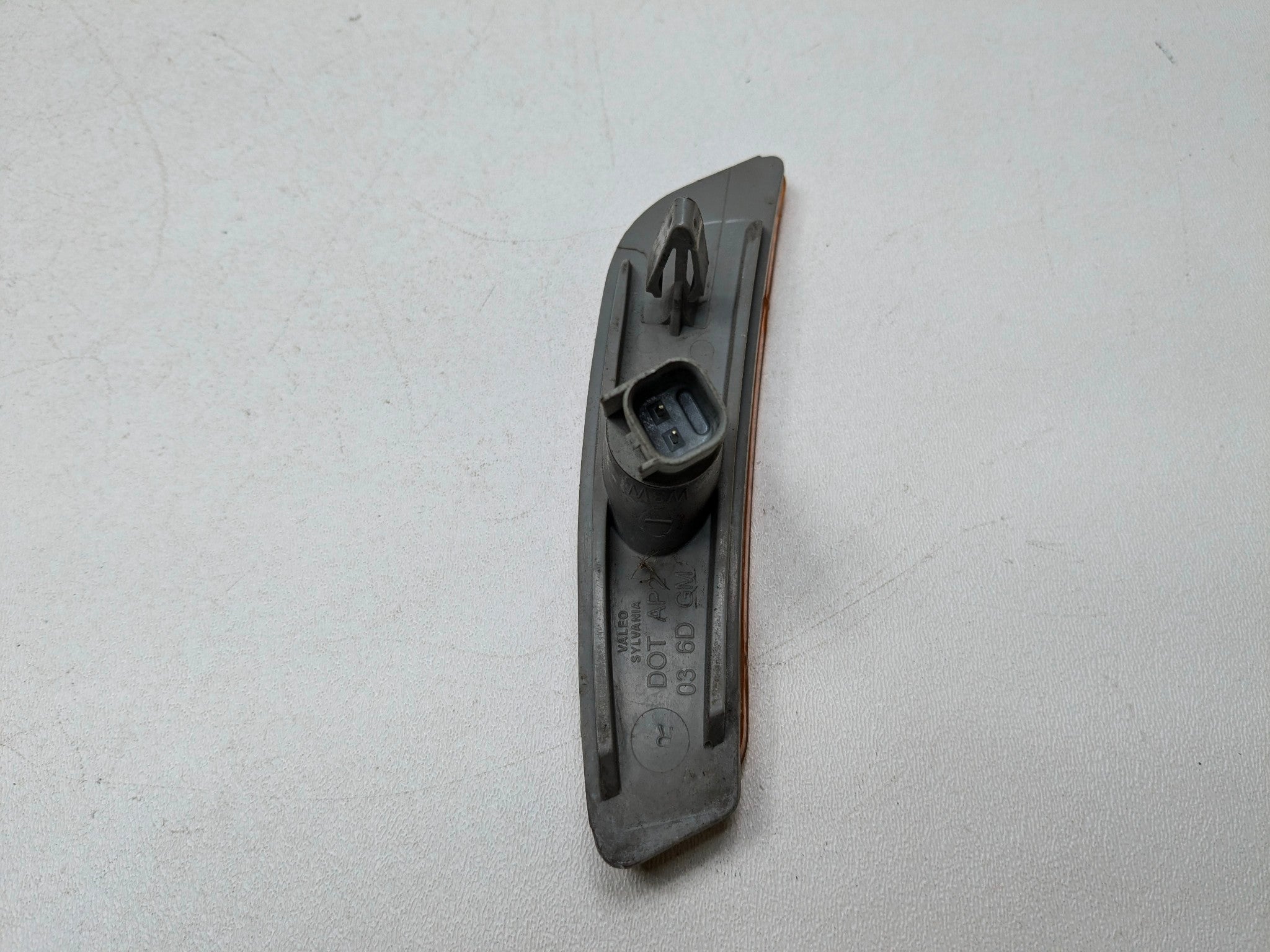 05 - 07 CADILLAC CTS OEM MARKER LIGHT BUMPER MOUNTED FRONT RIGHT PASSENGER SIDE