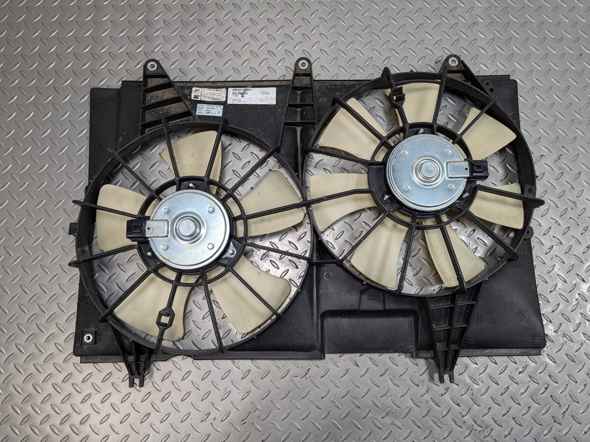 05 - 07 CADILLAC CTS OEM DUAL FAN WITH SHROUD RADIATOR ELECTRIC COOLING MOTOR