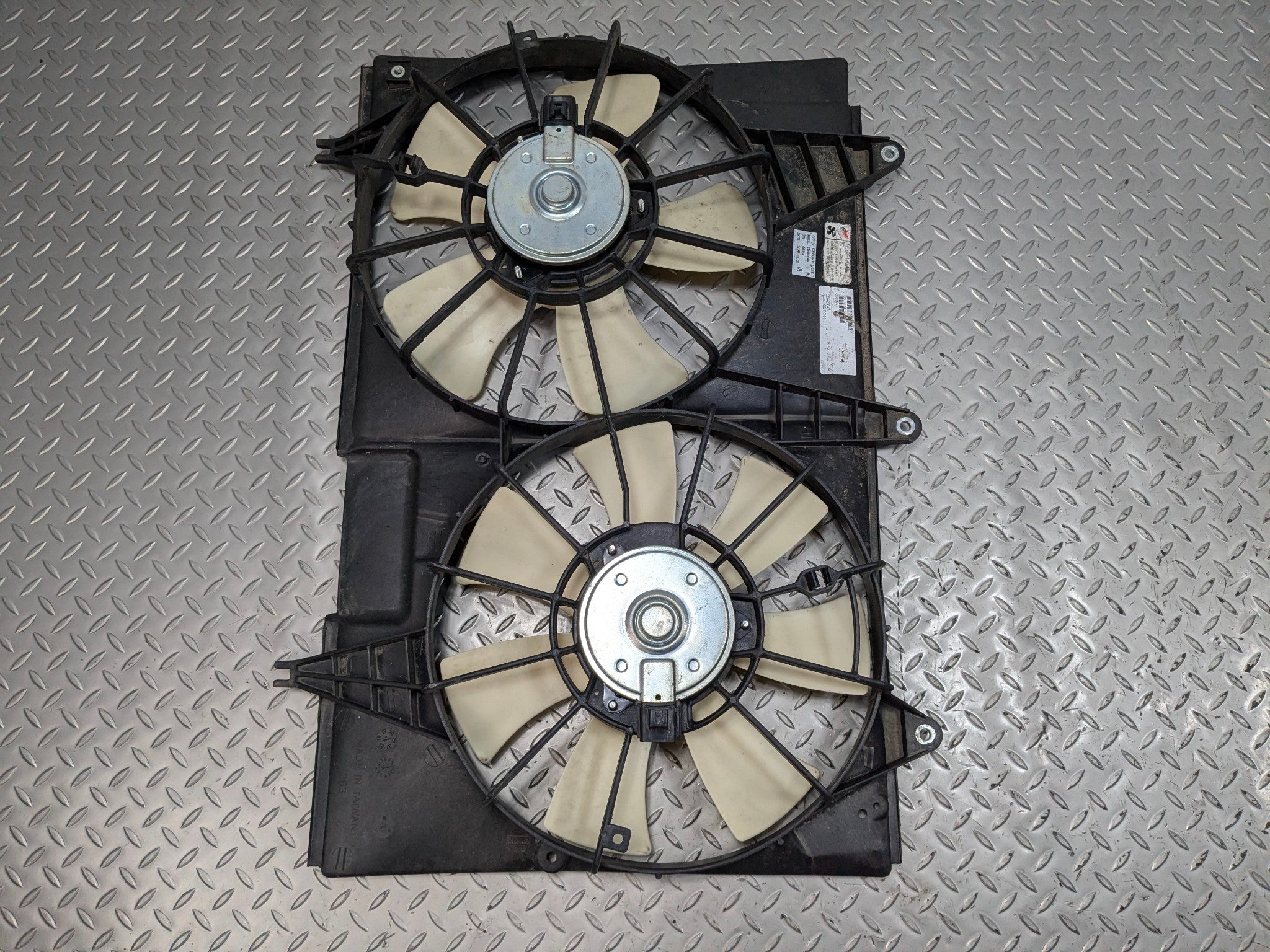 05 - 07 CADILLAC CTS OEM DUAL FAN WITH SHROUD RADIATOR ELECTRIC COOLING MOTOR