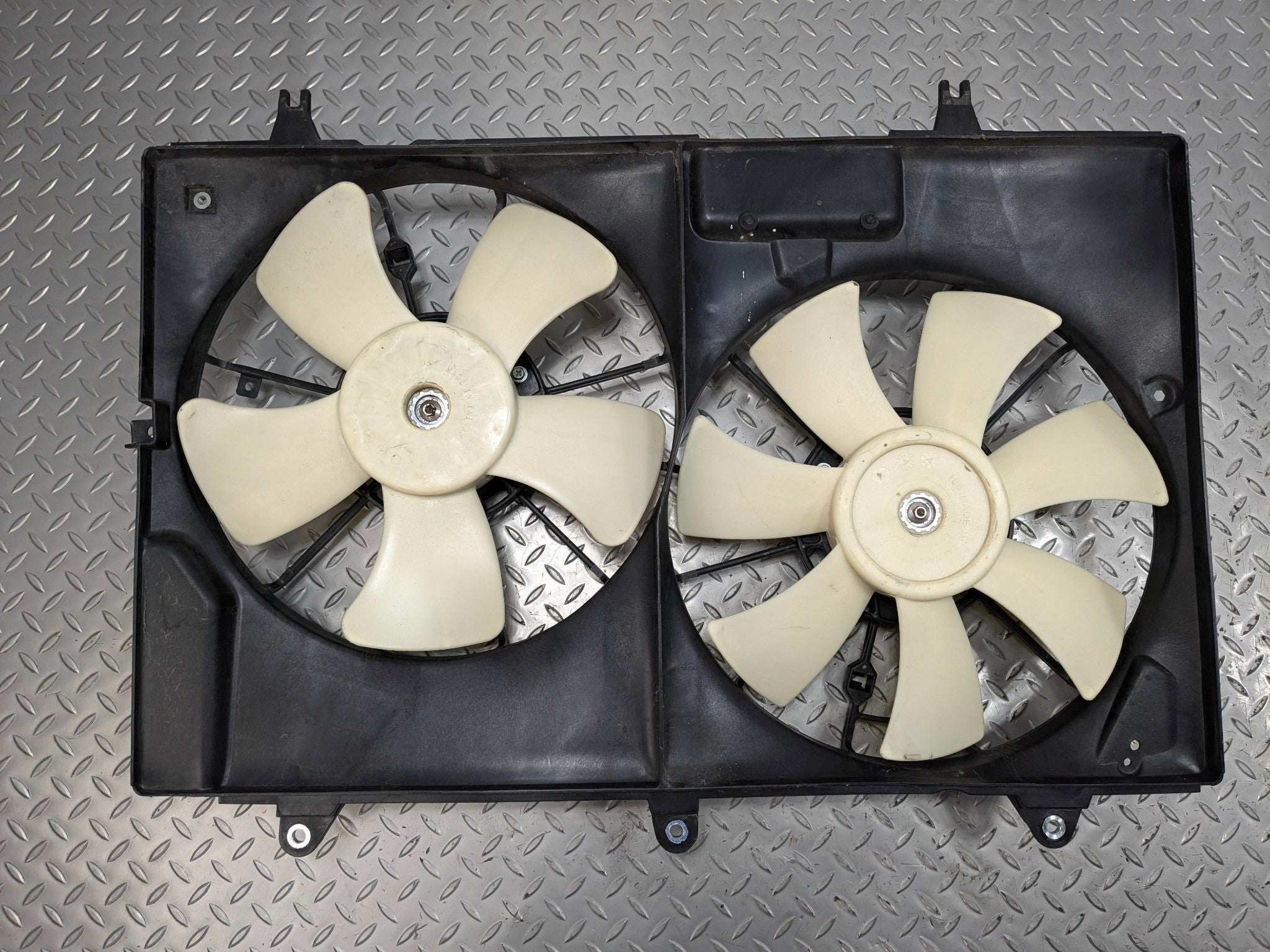 05 - 07 CADILLAC CTS OEM DUAL FAN WITH SHROUD RADIATOR ELECTRIC COOLING MOTOR