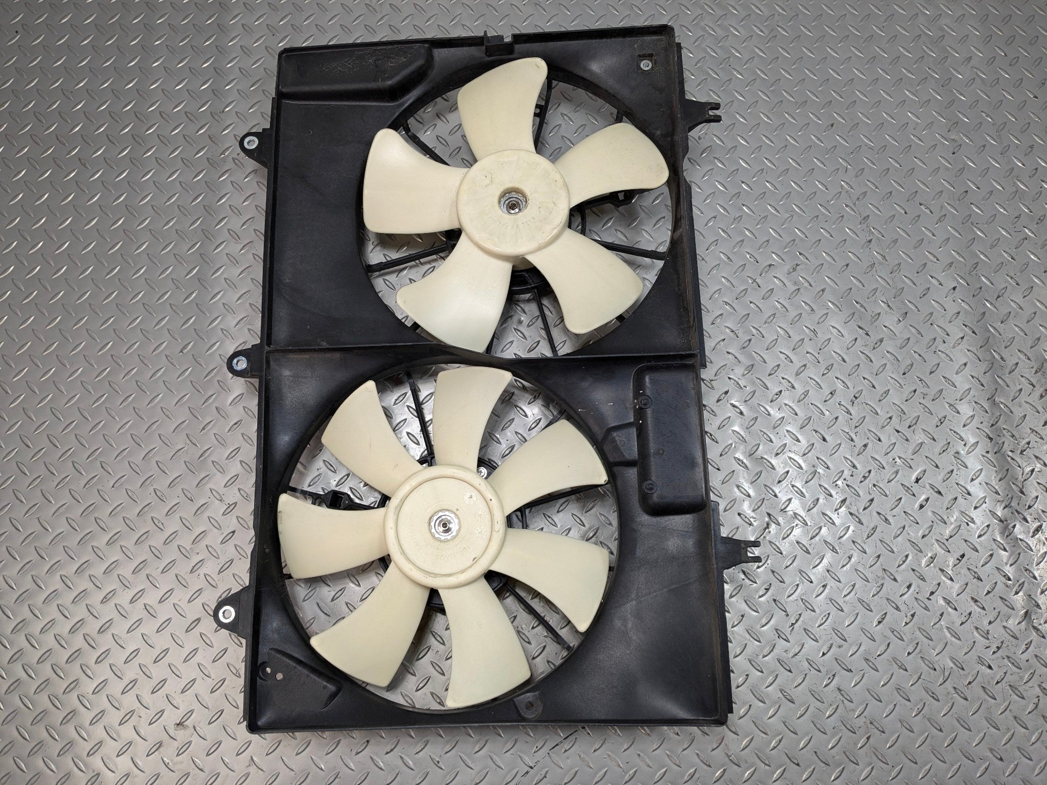 05 - 07 CADILLAC CTS OEM DUAL FAN WITH SHROUD RADIATOR ELECTRIC COOLING MOTOR