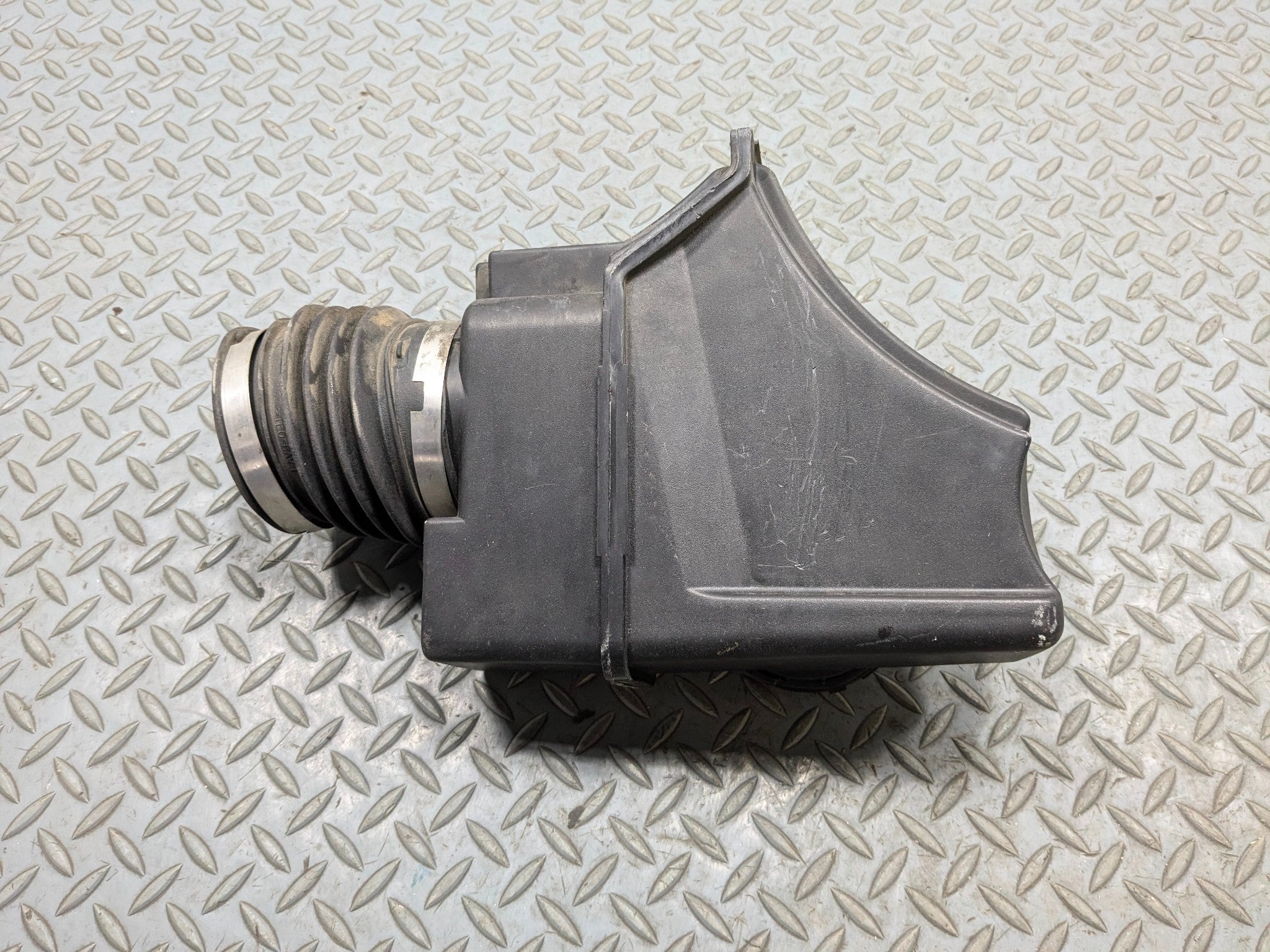 2005 - 2007 CADILLAC CTS OEM AIR CLEANER OUTLET DUCT INTAKE HOSE TUBE RESONATOR