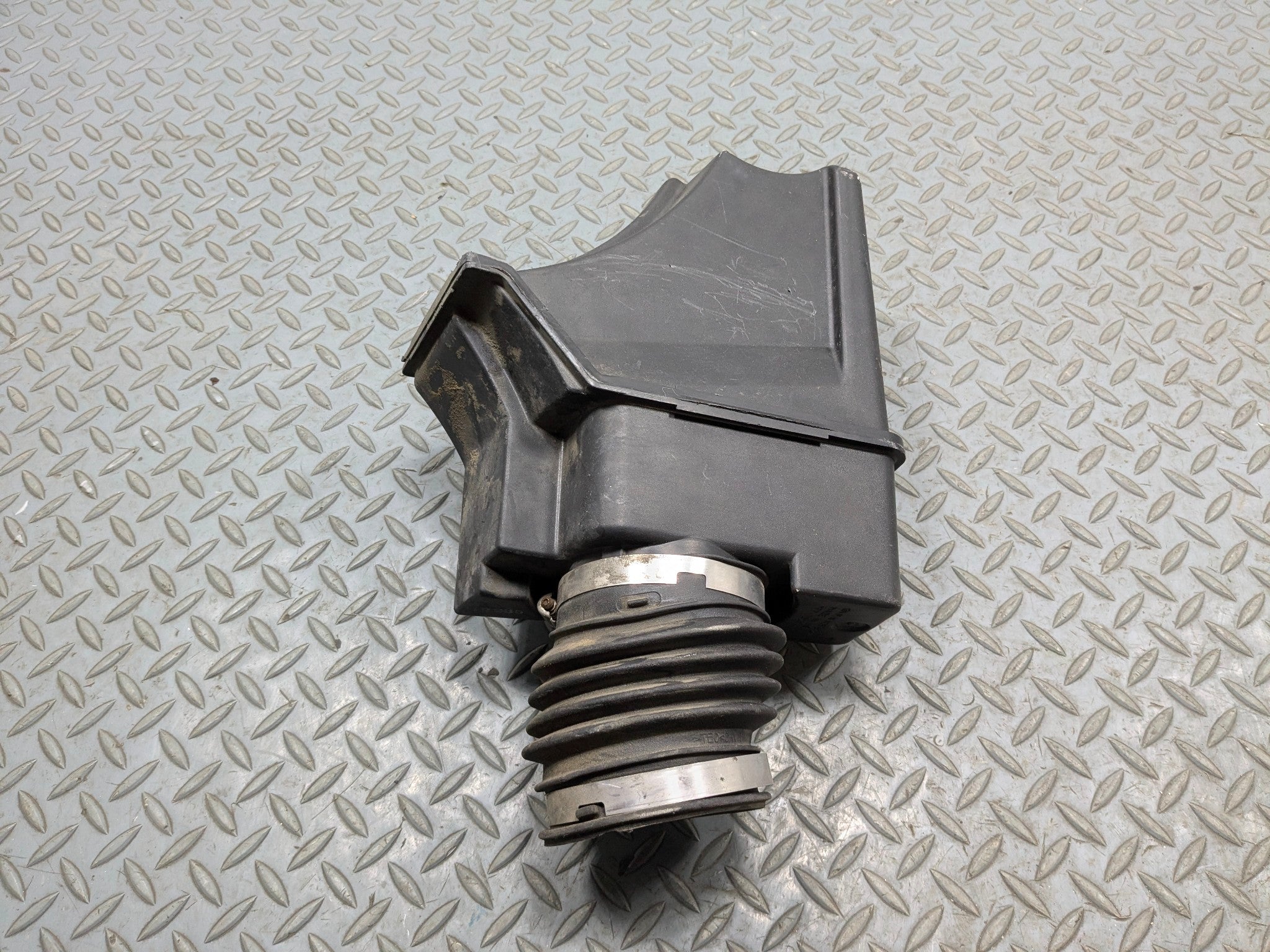 2005 - 2007 CADILLAC CTS OEM AIR CLEANER OUTLET DUCT INTAKE HOSE TUBE RESONATOR