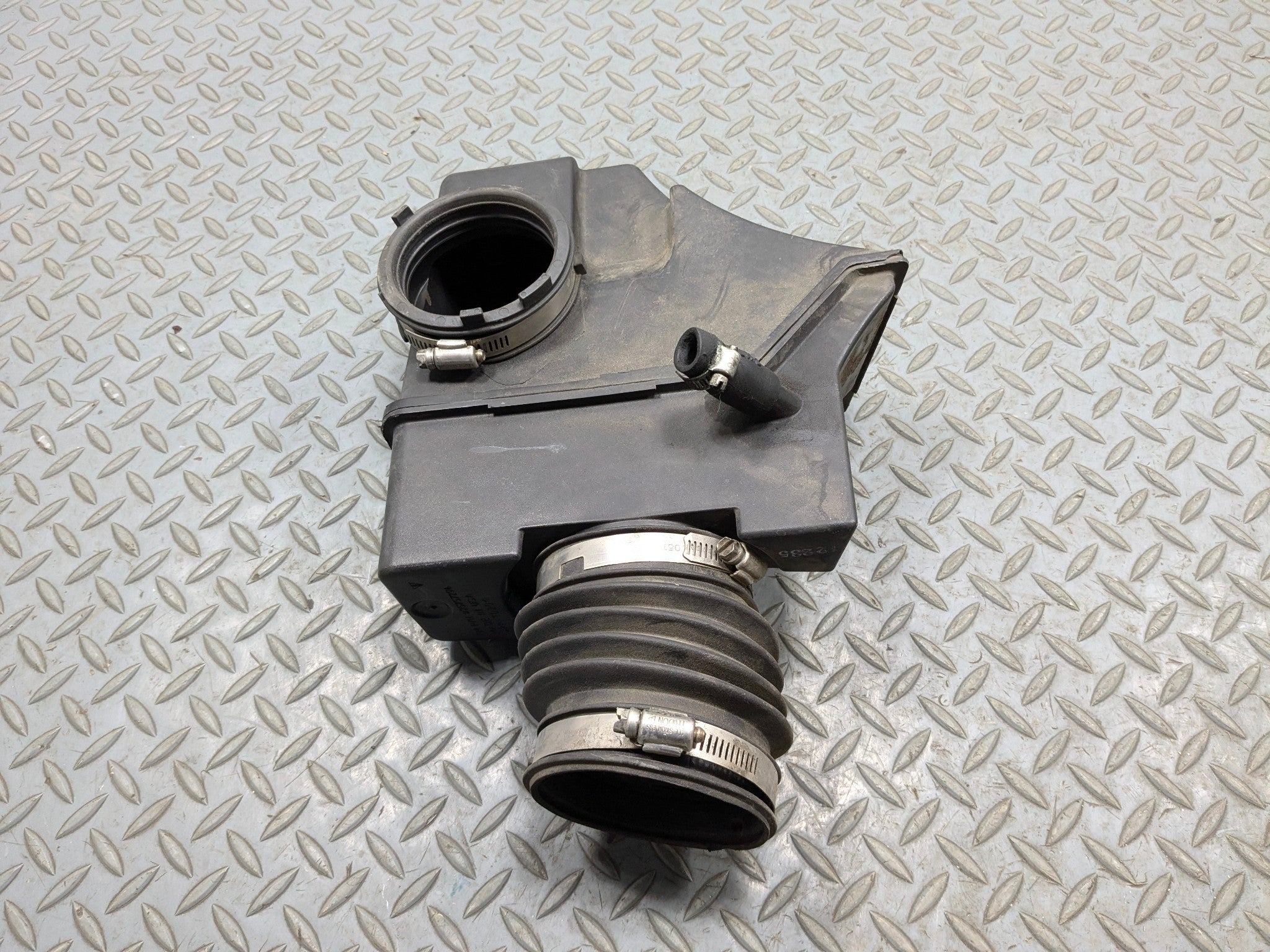 2005 - 2007 CADILLAC CTS OEM AIR CLEANER OUTLET DUCT INTAKE HOSE TUBE RESONATOR