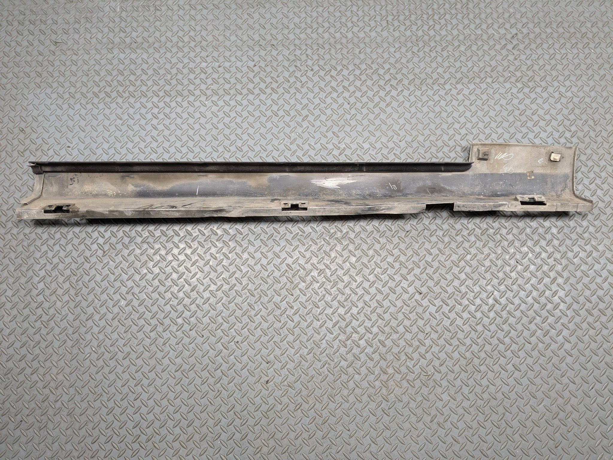 2005 - 2007 CADILLAC CTS OEM LOWER ROCKER MOLDING TRIM FRONT LEFT DRIVER SIDE