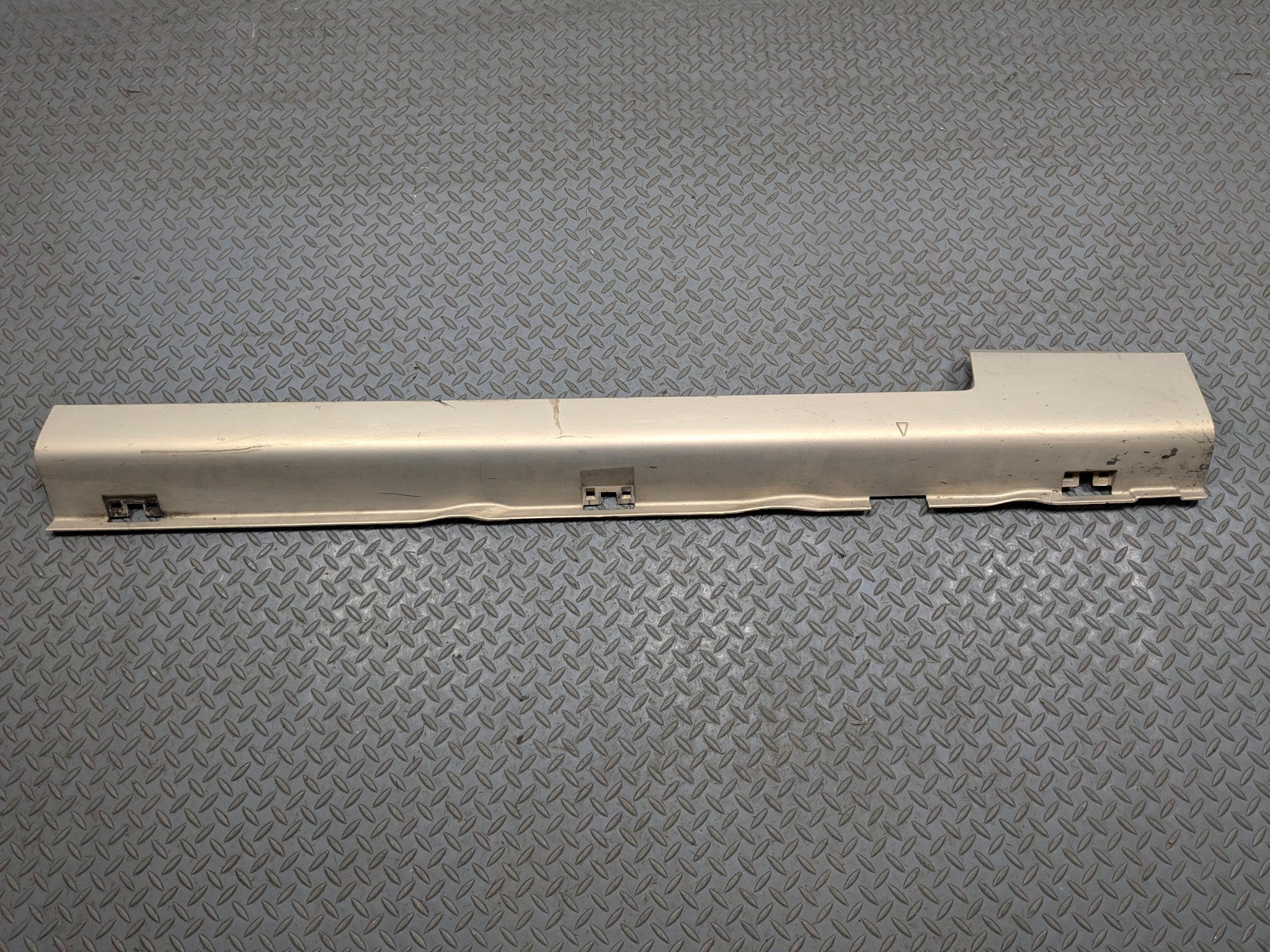 05 - 07 CADILLAC CTS OEM LOWER ROCKER MOLDING TRIM FRONT RIGHT PASSENGER SIDE