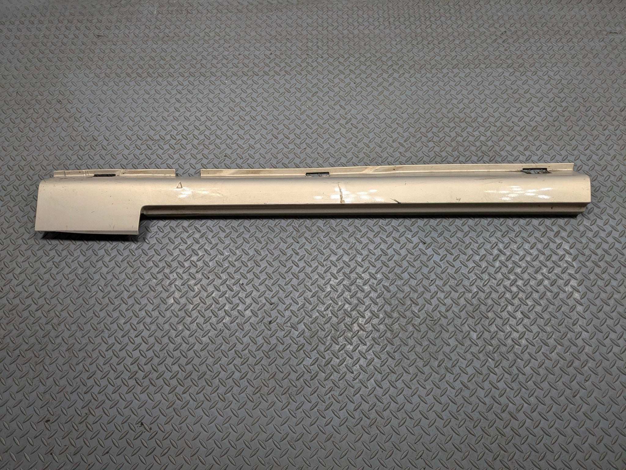 05 - 07 CADILLAC CTS OEM LOWER ROCKER MOLDING TRIM FRONT RIGHT PASSENGER SIDE